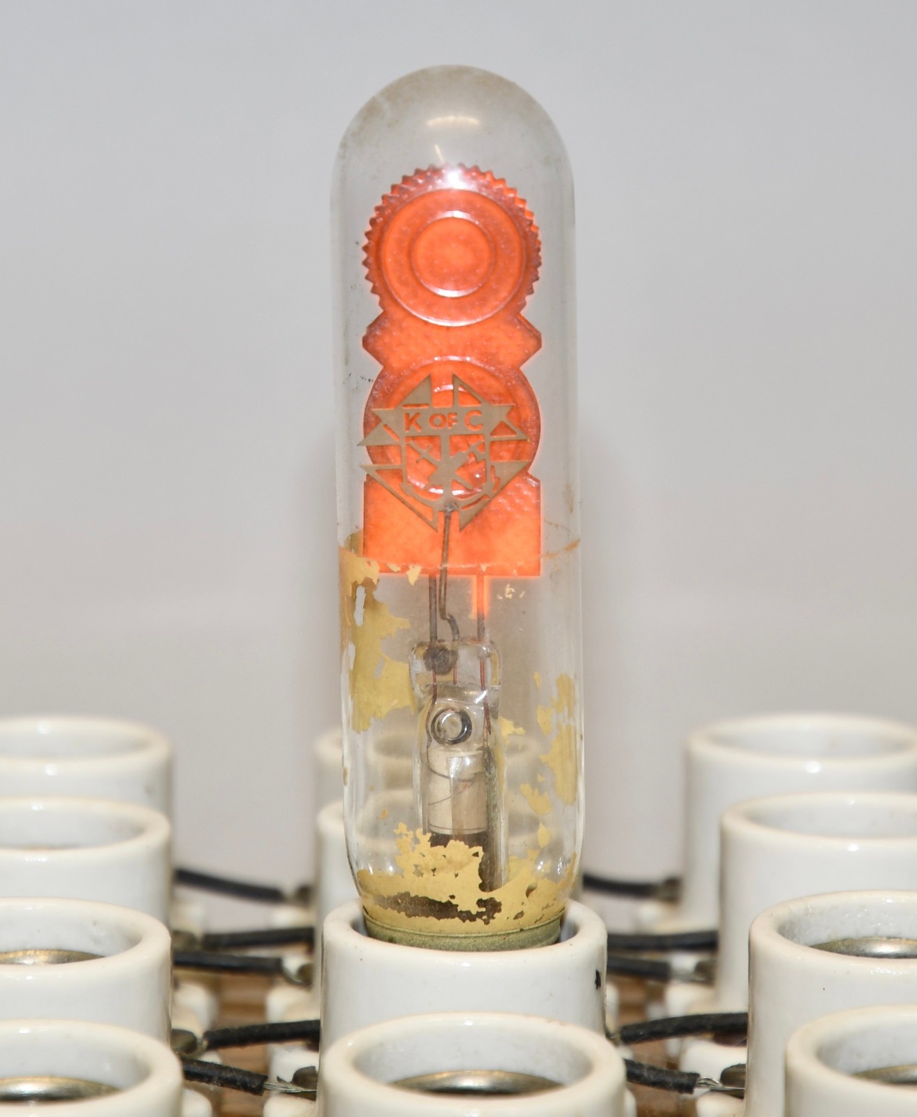 LOT OF 1 VINTAGE AEROLUX NEON GAS K of C  MEDIUM BASE E26 WORKING LIGHT BULB!