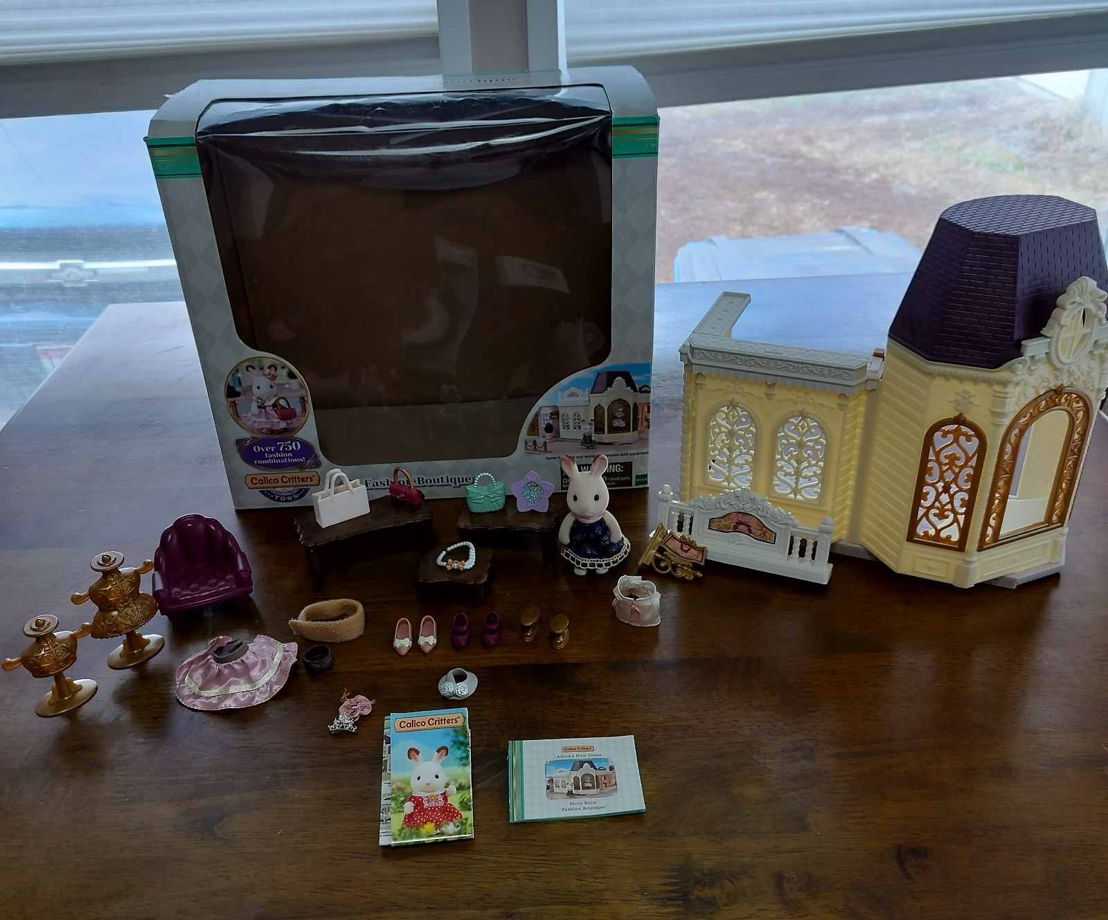  Calico Critters  Fashion Boutique Town Series  NEW Rare