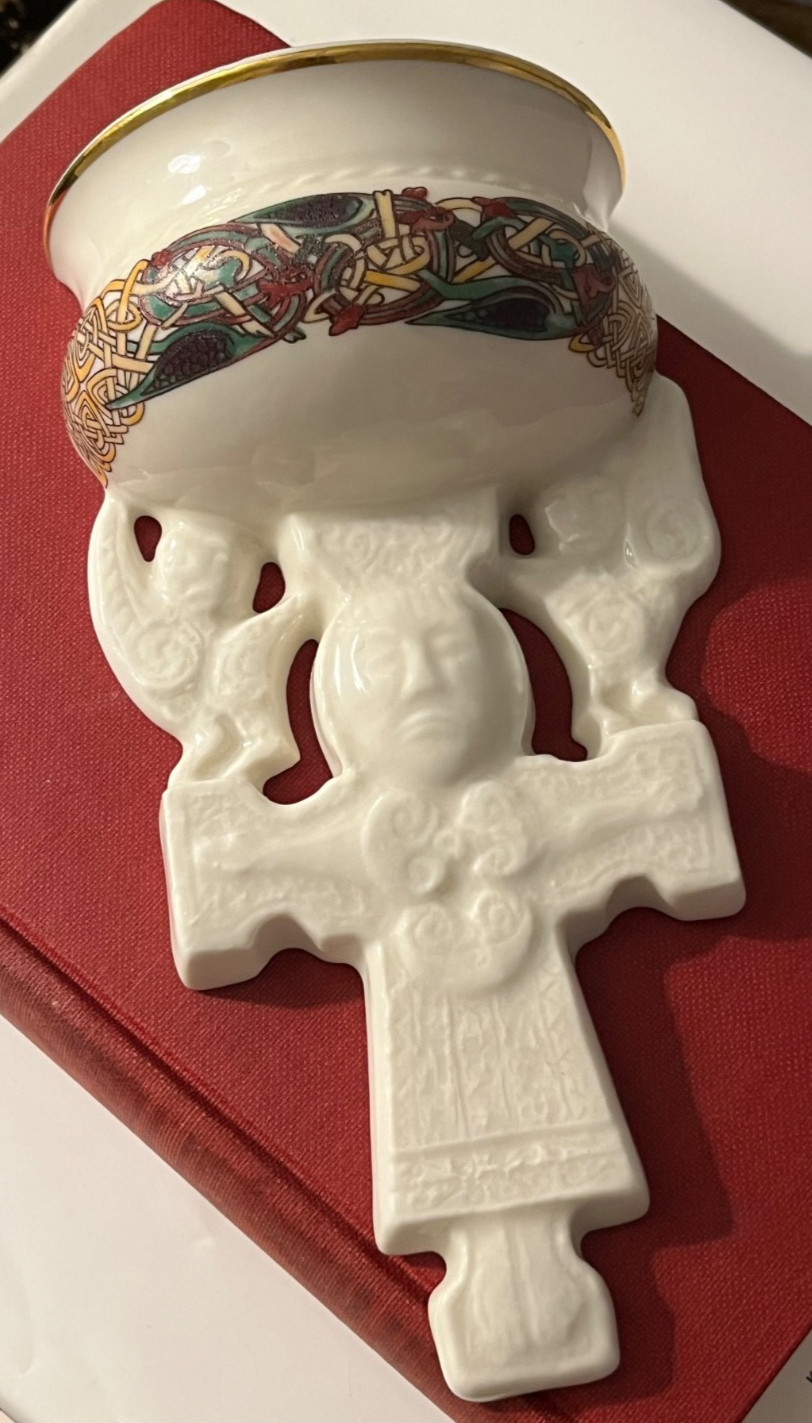 Vtg. Celtic Porcelain CRE Celtic Cross Jesus Handmade Holy Water Font Joe McCaul