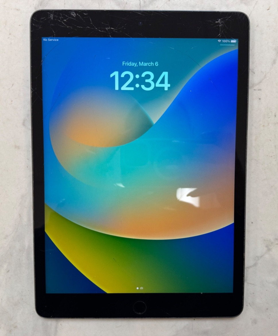 Apple iPad 9th Generation 64GB WiFi/LTE VERS – **Very Cracked Screen See Pics**