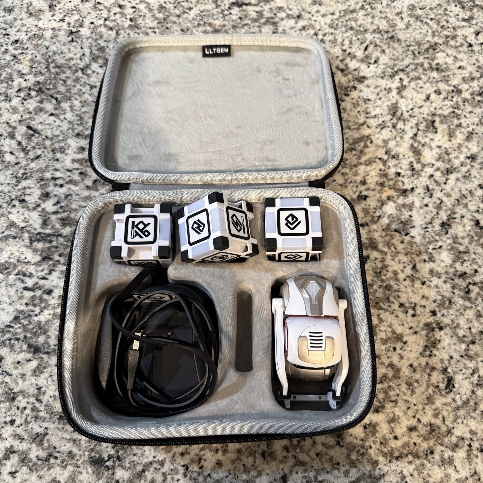 Anki 300-00046 Cozmo Robot Red With 3 Cubes Charger And Case Bundle