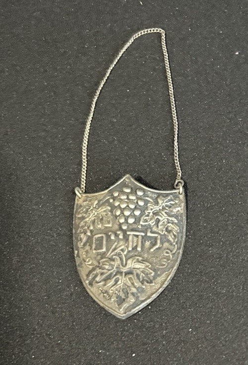 Judaica Shabbat Wine Bottle Tag Label With Chain Unmarked 1.75” L