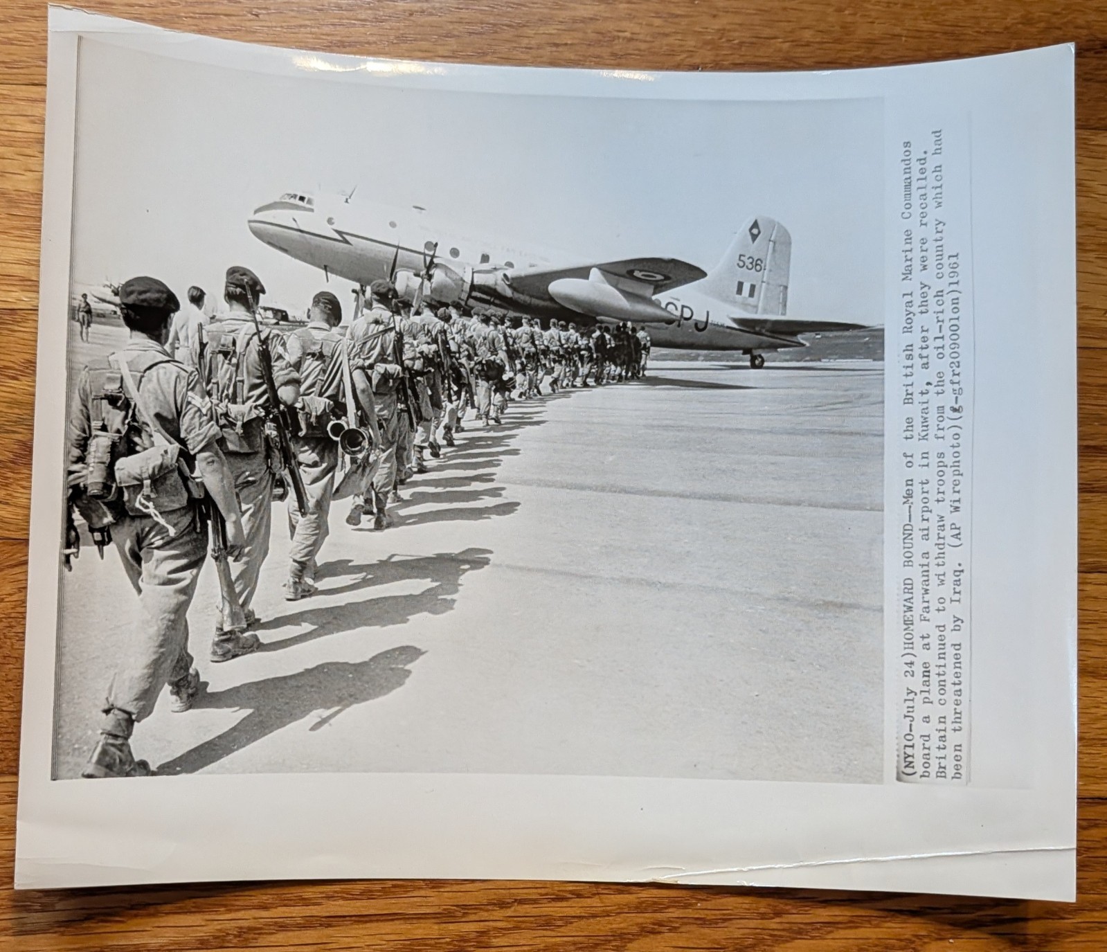 British Troops Board Plane in Kuwait after Threat by Iraq 8x10 Press Photo 1961