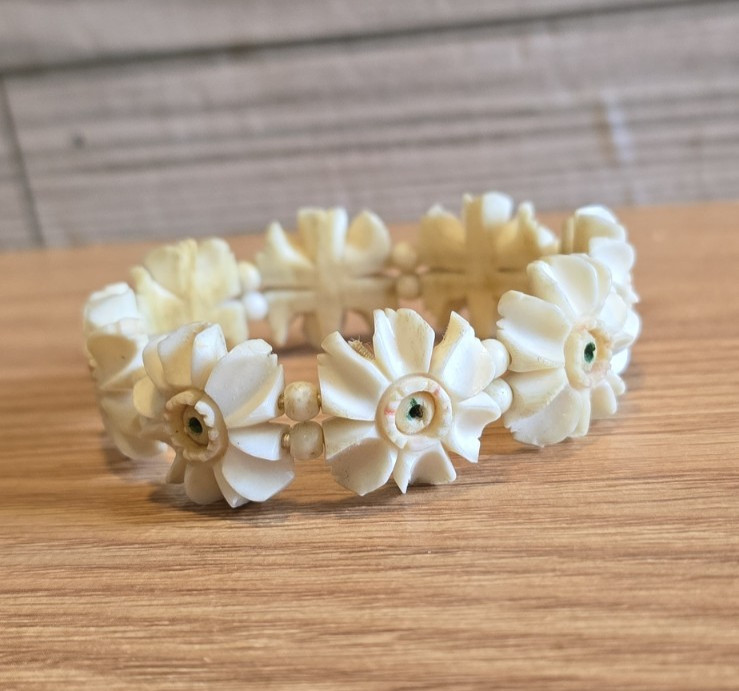 Vintage 1950s Celluloid Edelweiss Flower Stretch Bracelet Green Accent BR1