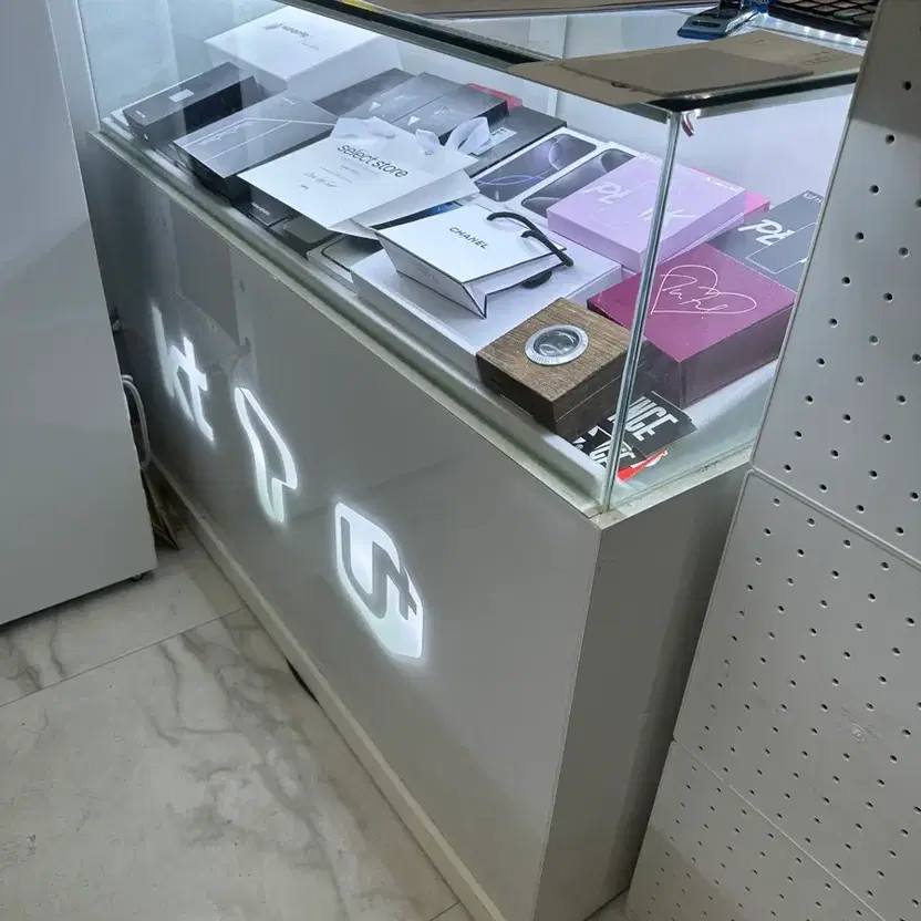 Phone Display Stand with Logo, 1200x500, LED