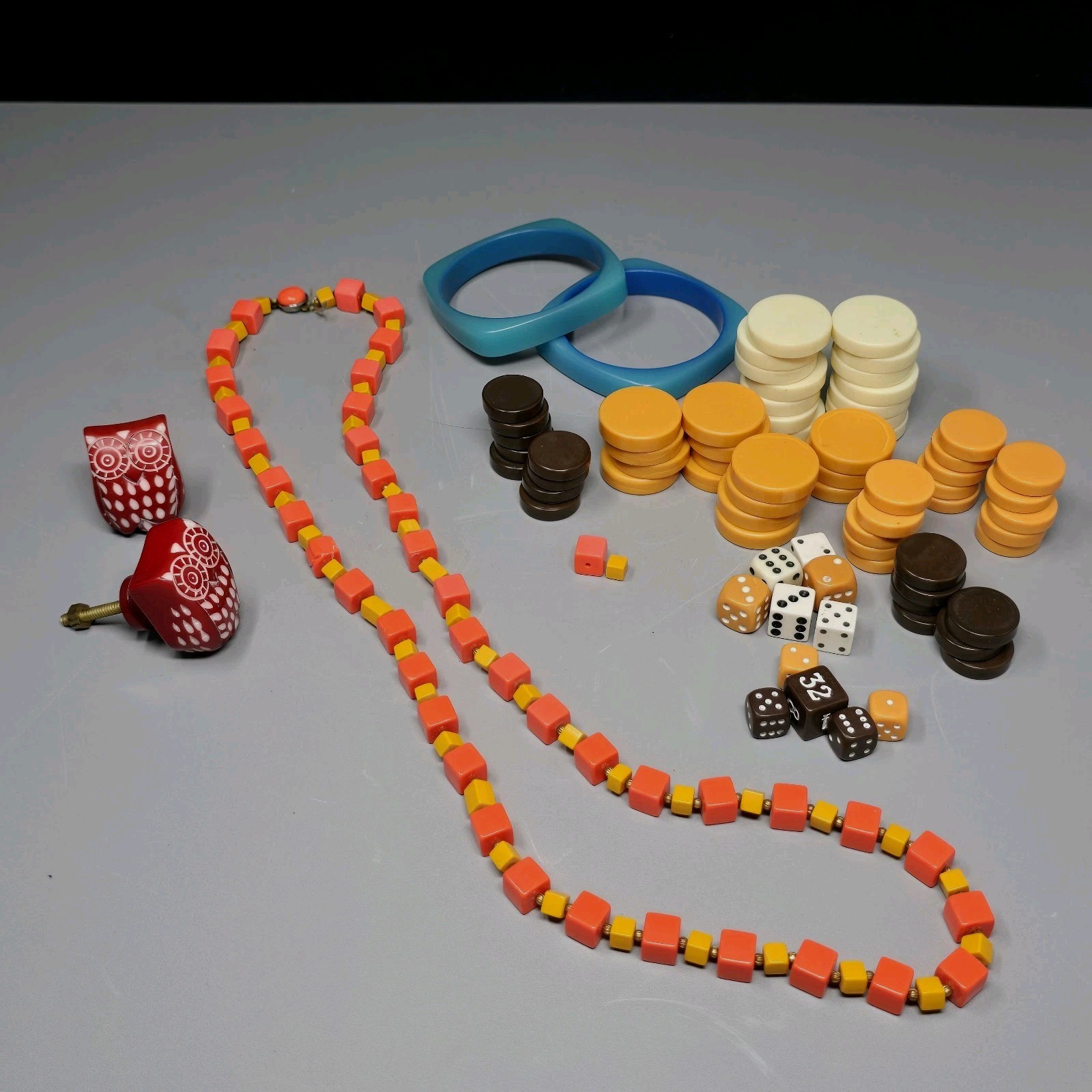 Vtg Plastic Lucite Bakelite Lot For Crafting Jewelery Making Re-sell Game Pieces