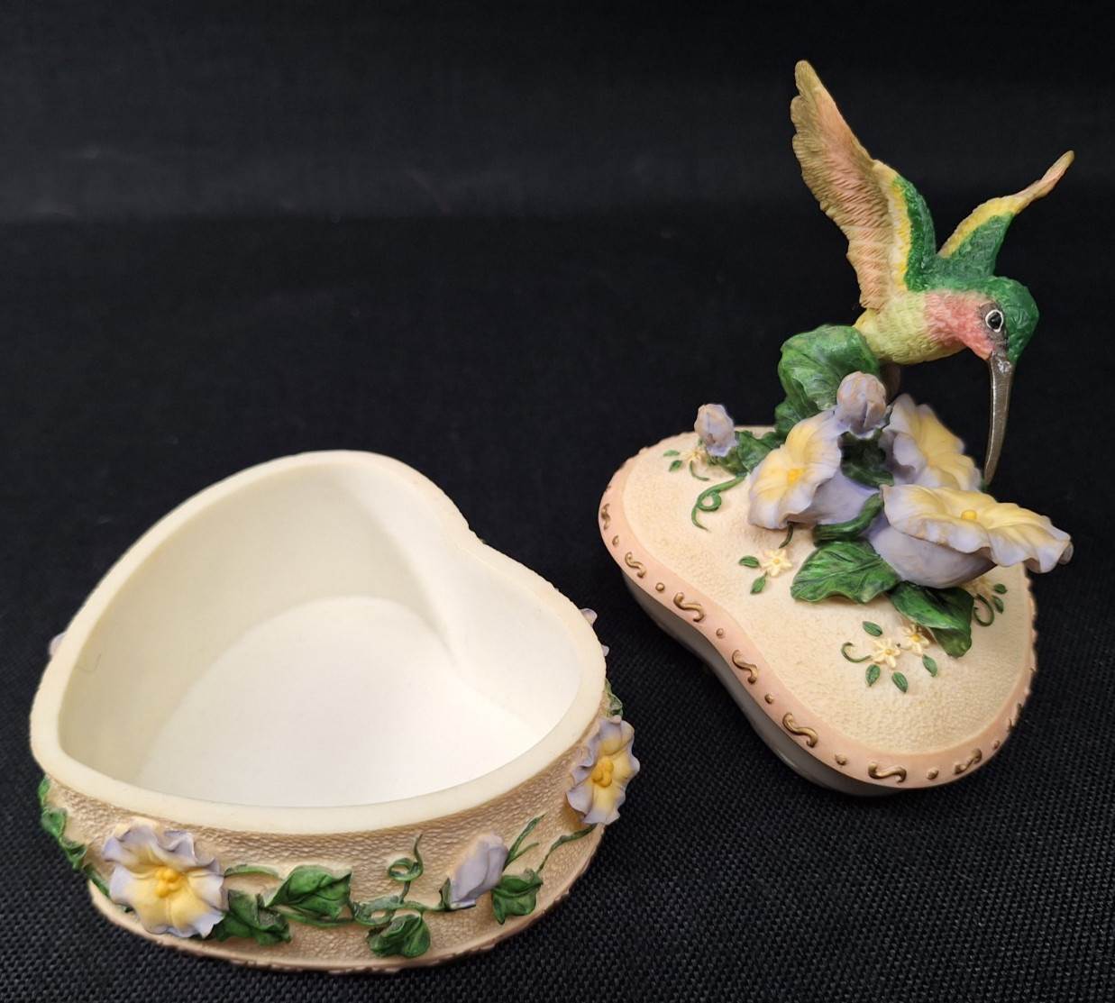 Vintage Heritage House "Sing A Song" Hummingbird Heart Music Box "Wind Beneath M