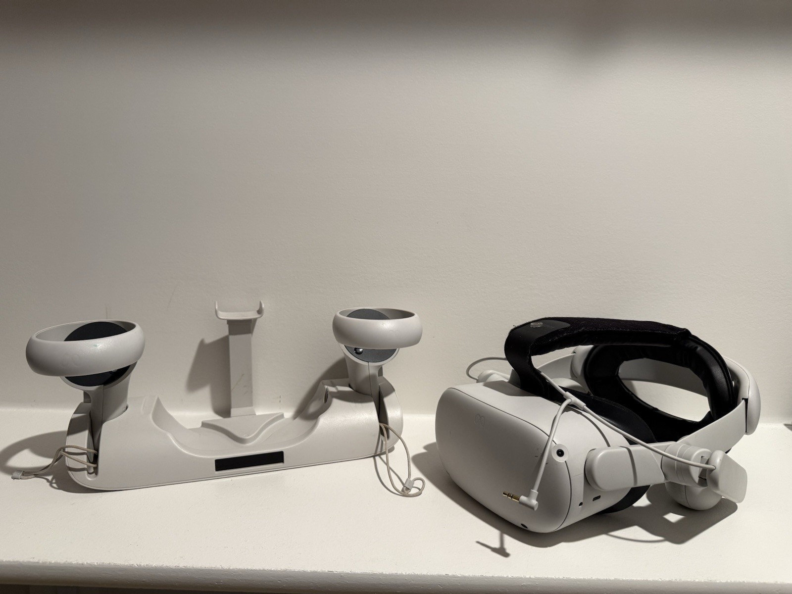 Meta Oculus Quest 2 Standalone VR w/ Controllers