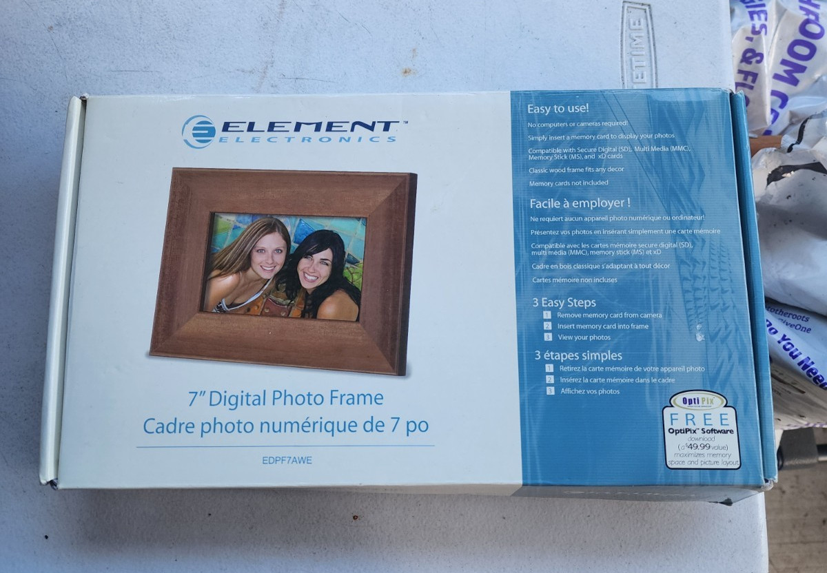 Digital Photo Frame, 7", use with memory card, brand new