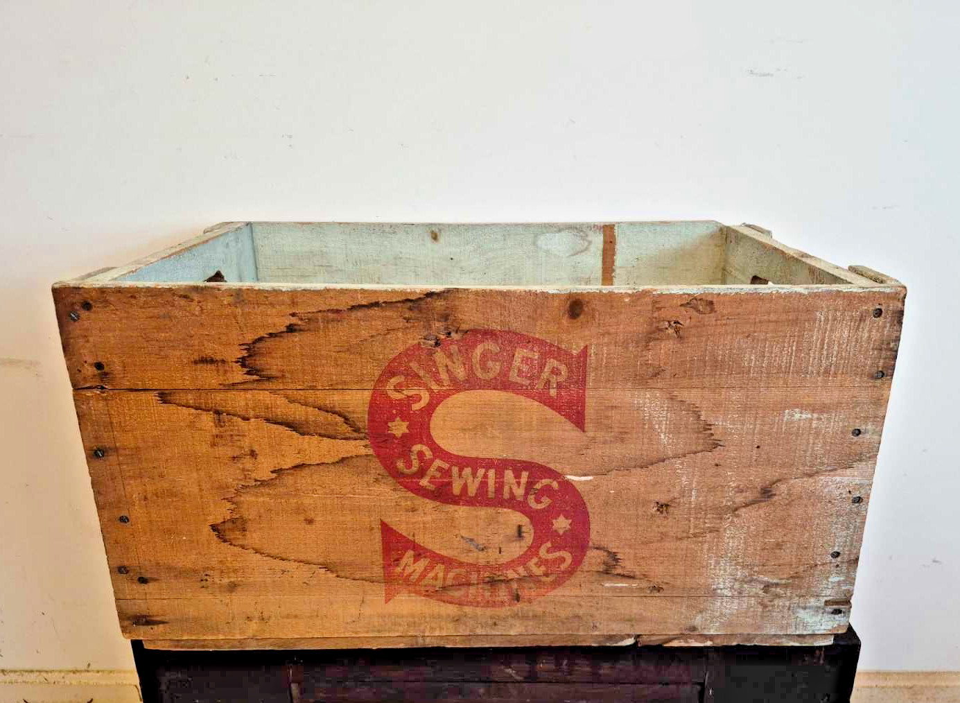 Antique Vintage SINGER SEWING MACHINES Wood Shipping Crate Box Advertising