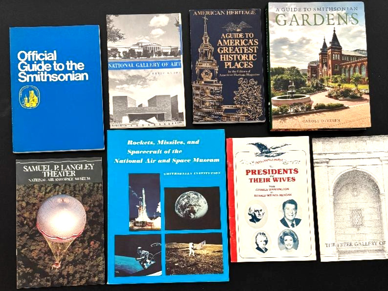 Lot of 8 Smithsonian and other US sites booklets - 1980'S