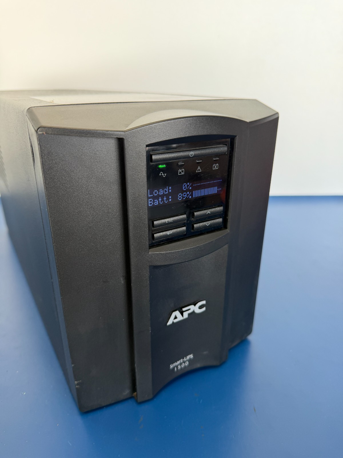 APC SMT1500 Smart-UPS 1500VA 1000W LCD 120V Output: (8)5-15R (Battery Backup)