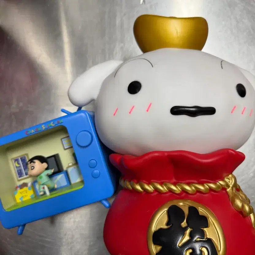 Shinnosuke Nohara Orologe and Piggy Bank Figurine