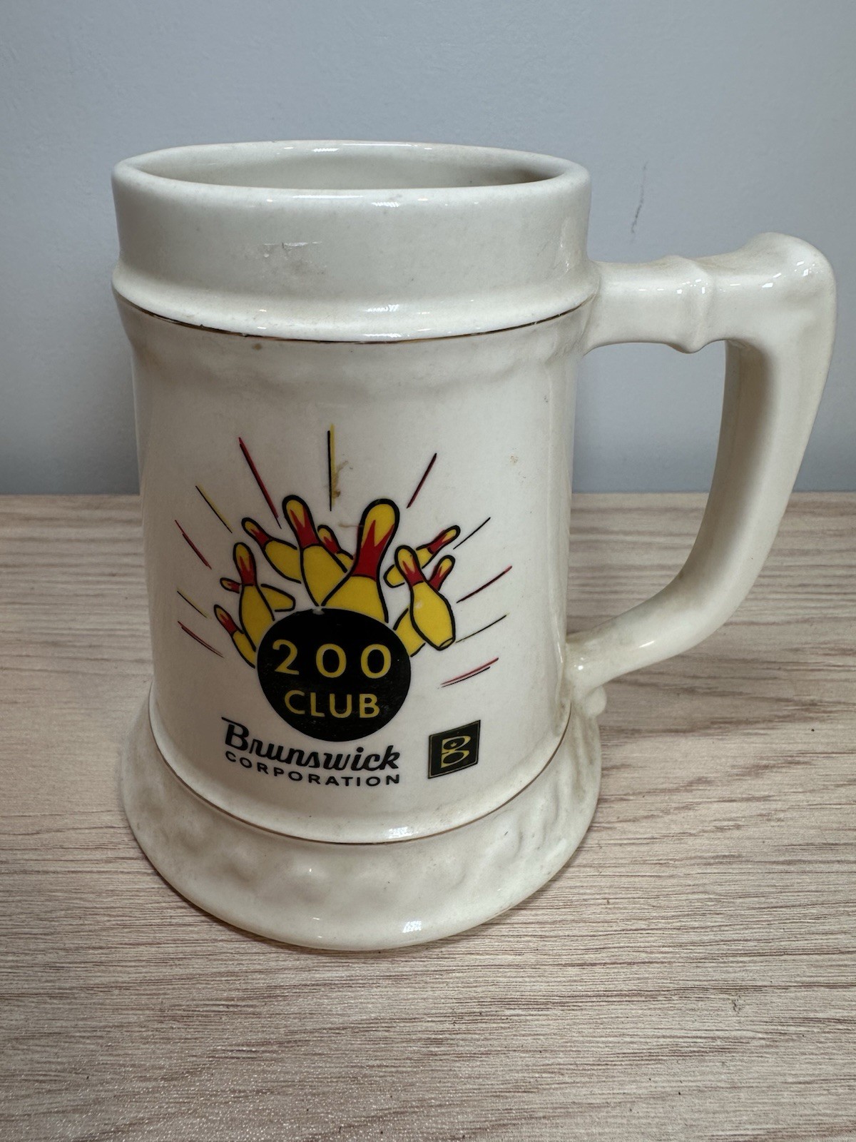 VINTAGE 200 CLUB BOWLING MUG - BRUNSWICK CORPORATION