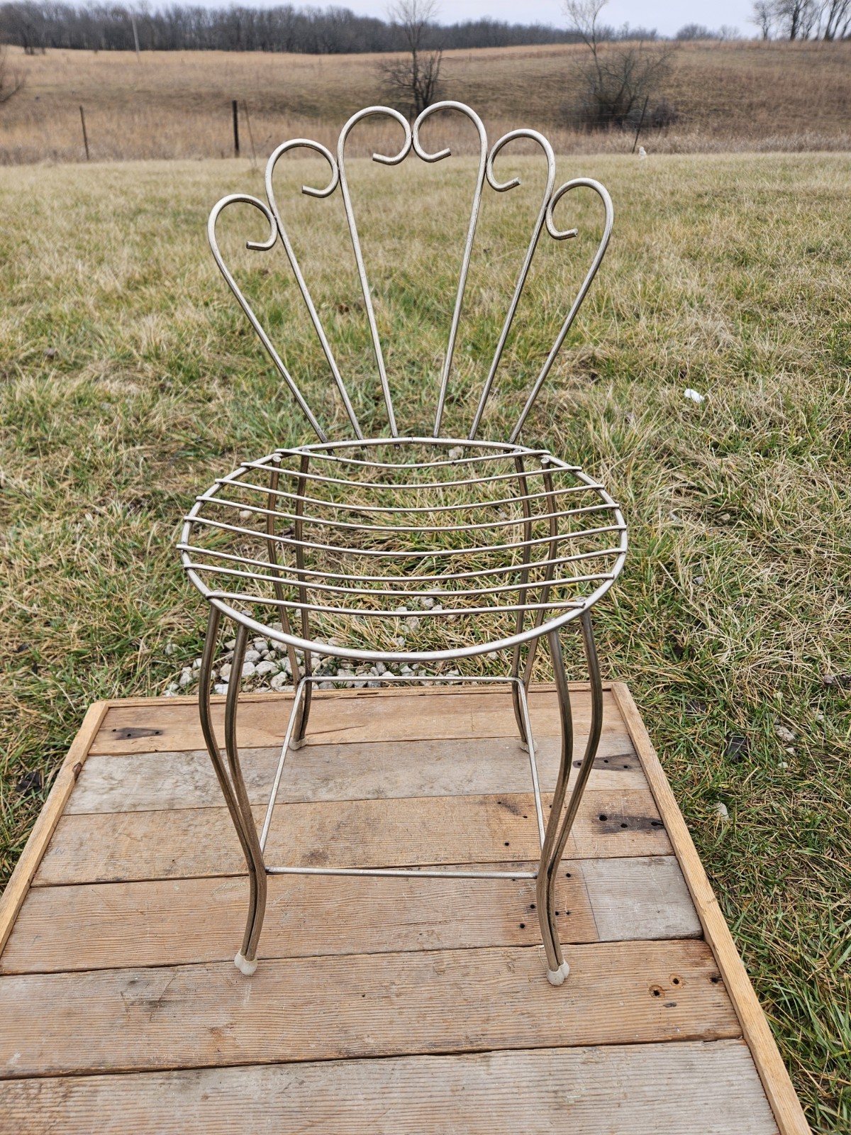 vintage Hollywood Regency-style metal vanity chair,scrolled, fan-shaped back
