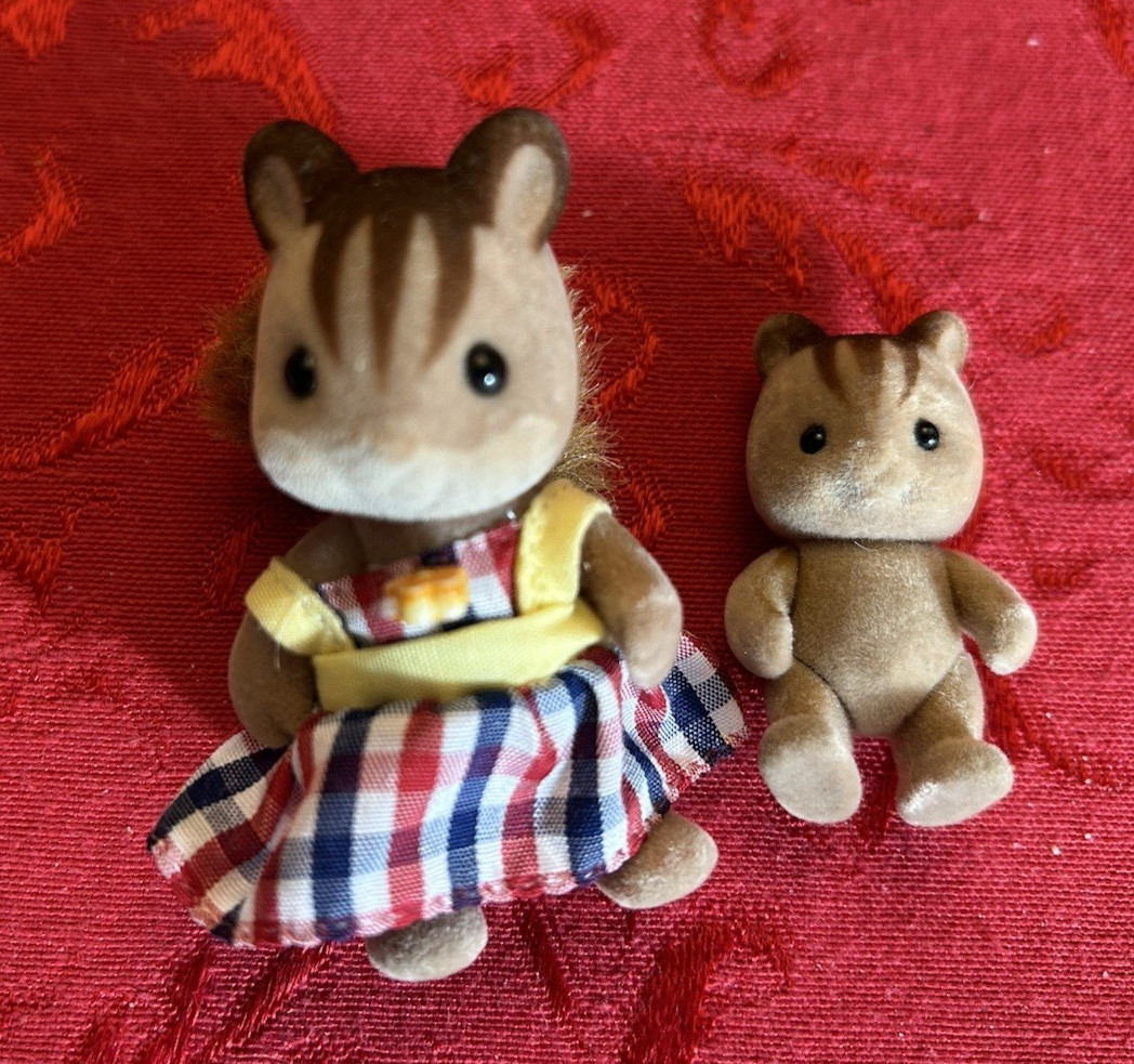 Epoch Calico Critters Sylvanian Families Walnut Squirrels Flocked Mom and Baby