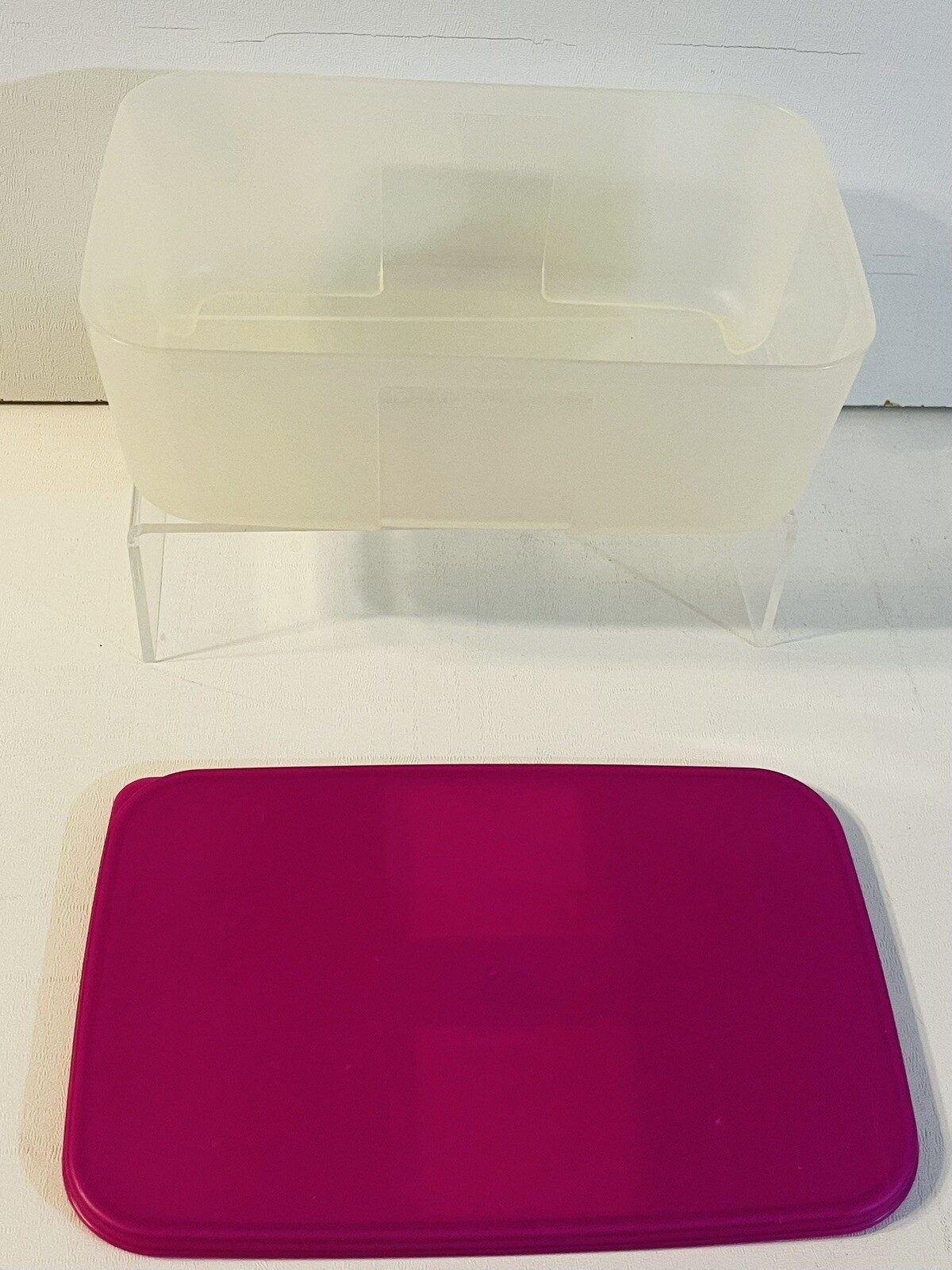 Tupperware Fridge Mate 6.5 Cups 1.5 L Pink Lid 2092B 2094A Food Storage USA