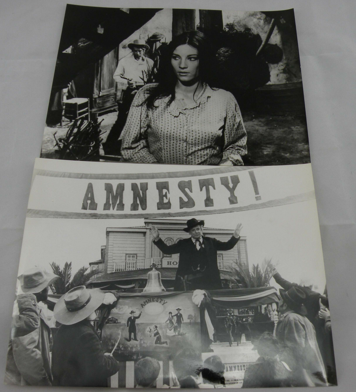 Lot Of 2 Original Press Photos From The Movie One Minute To Pray (CEN)