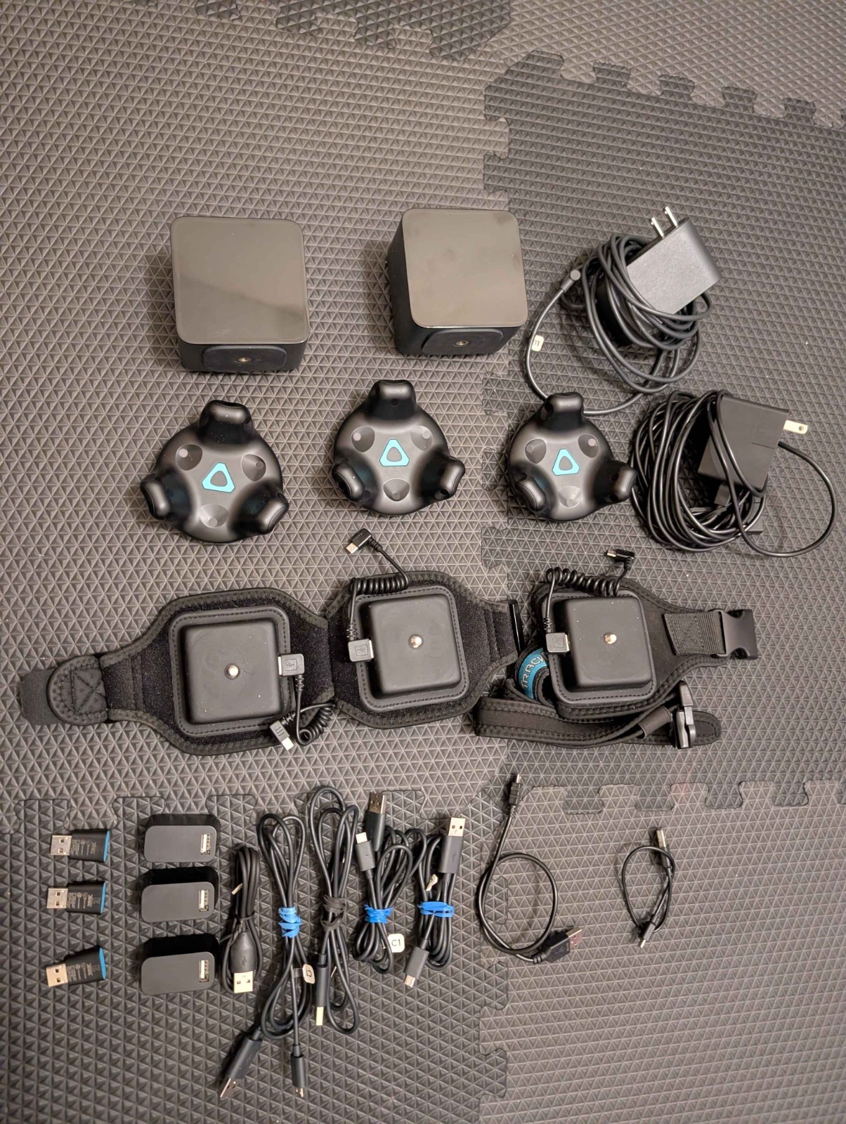 3x HTC Vive Tracker 2.0 | 3x Tracker Charging Strap | 2x Base Station 1.0