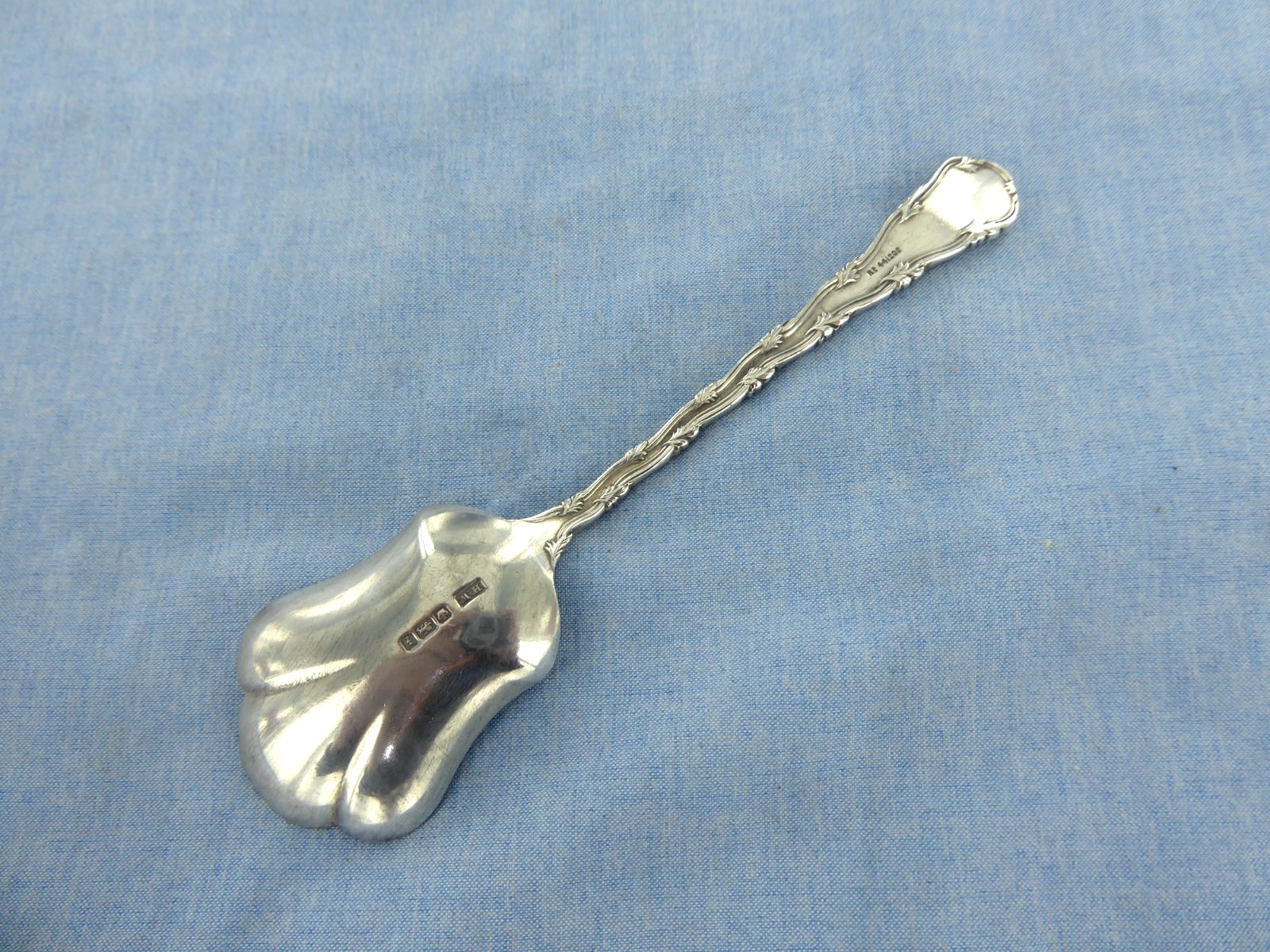 AN UNUSUAL ANTIQUE STERLING SILVER  TEA CADDY SPOON  SHEFFIELD 1917.