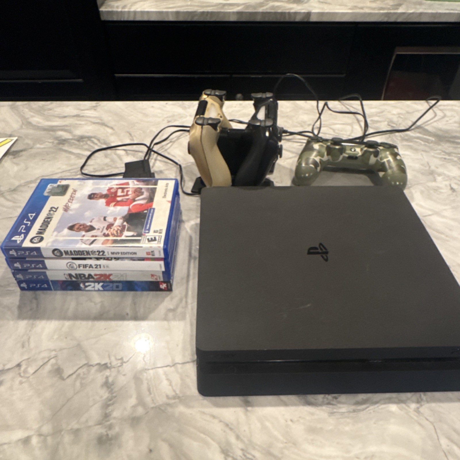 Slim ps4 used + three controllers + chargers + four games.