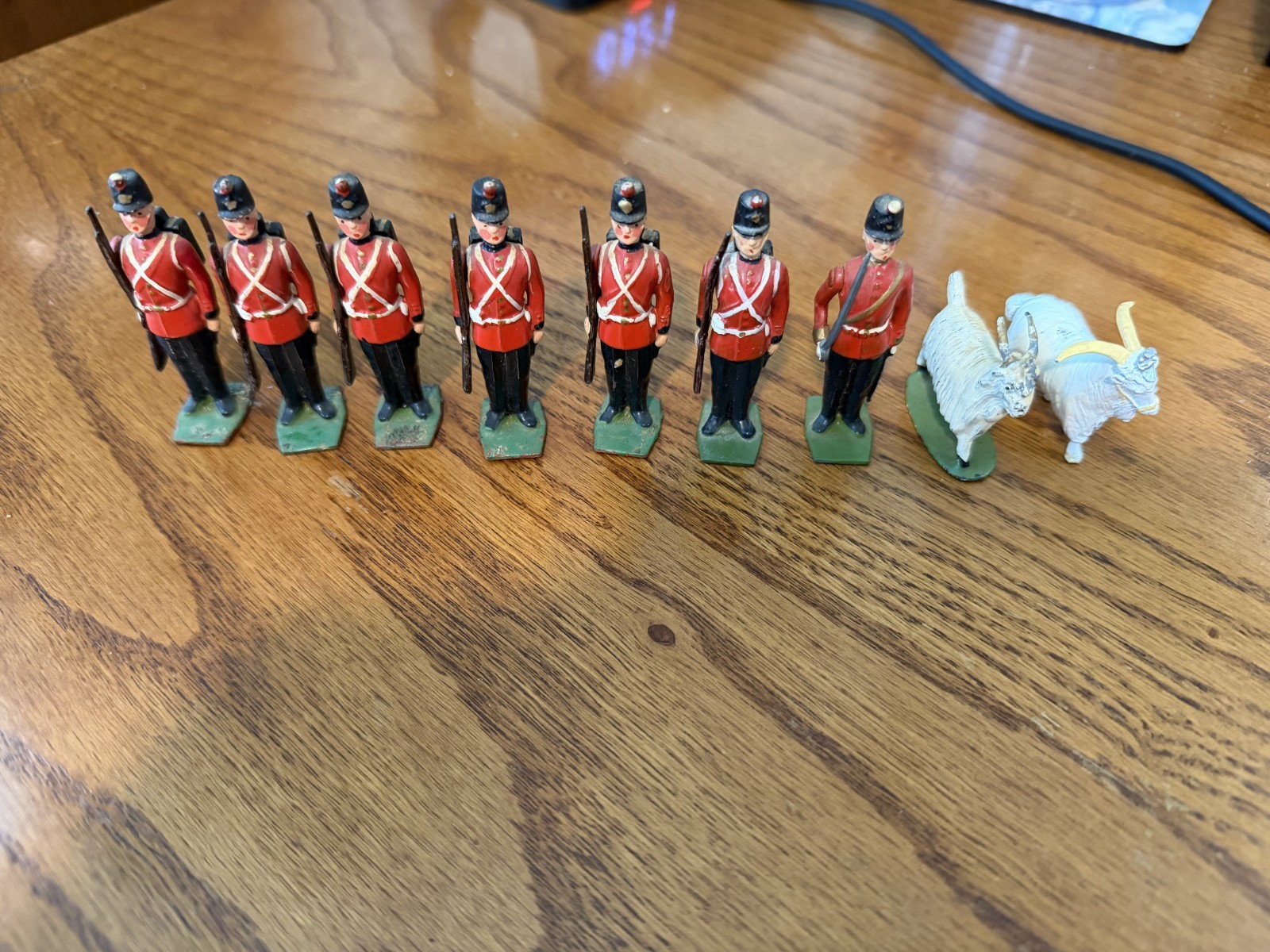 BRITAINS TOY SOLDIERS SET #2148 *** FORT HENRY GUARDS WITH MASCOTS! *** L@@K!