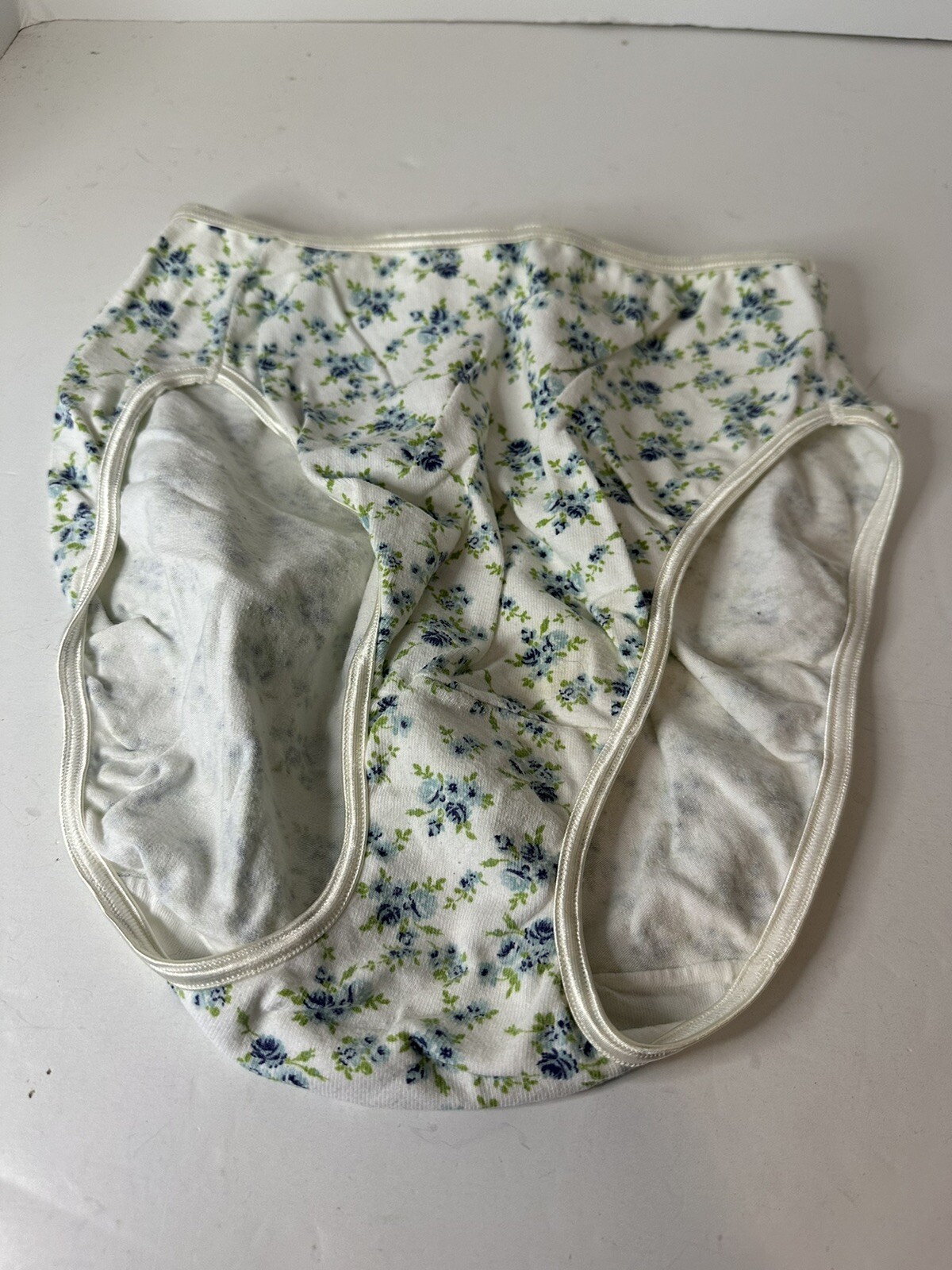 VTG Vanity Fair Hi-Cut White Cotton blue floral Panties sz 7 Side Tags 13-320