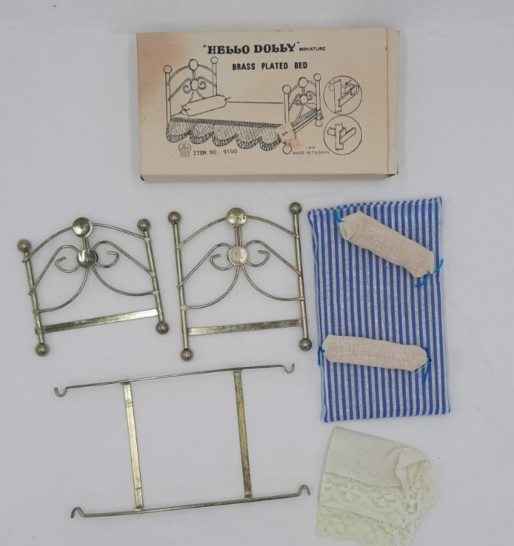 Hello Dolly Miniature Dollhouse Brass Plated Bed 1:12 with Box