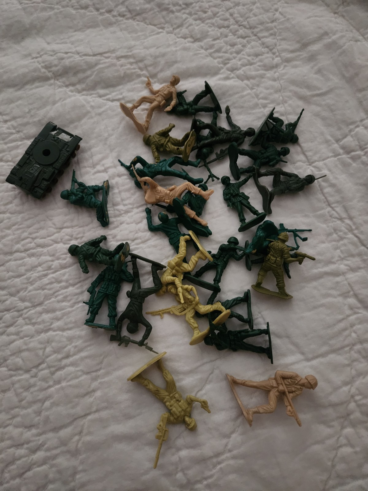 Vintage One Gallon Bag of Army Men Toy Soldiers Figures Plastic Asst Colors