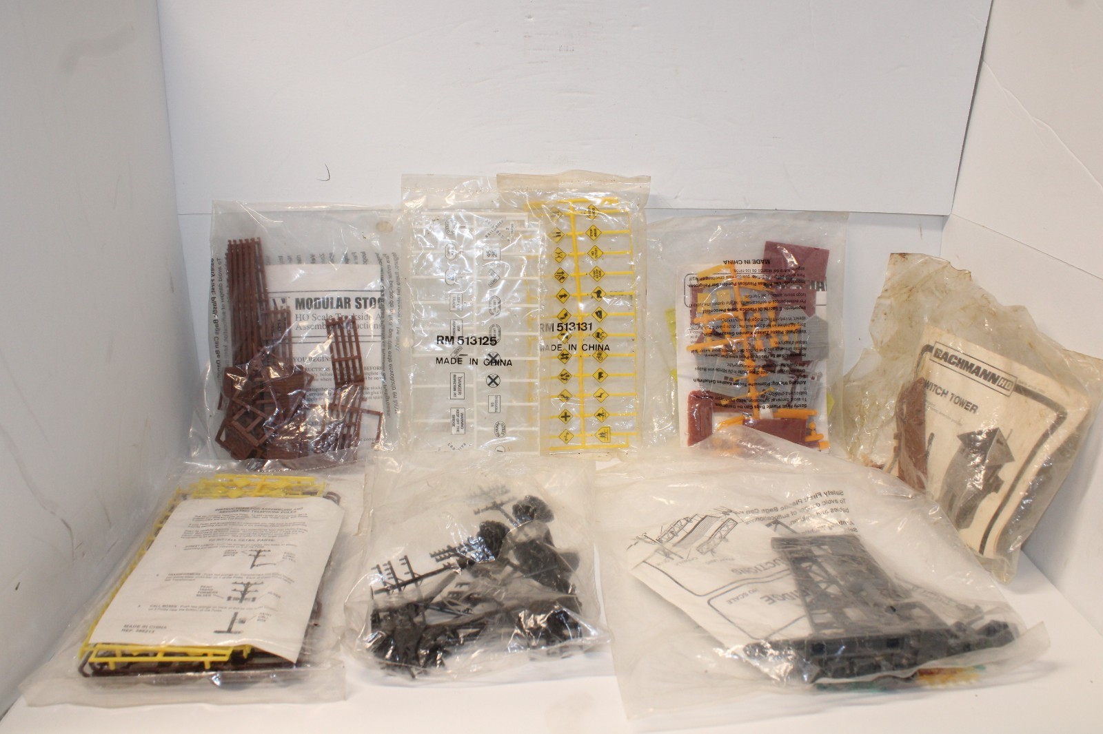 Model Train  HO Scale Models 8 pcs (New Unopened)