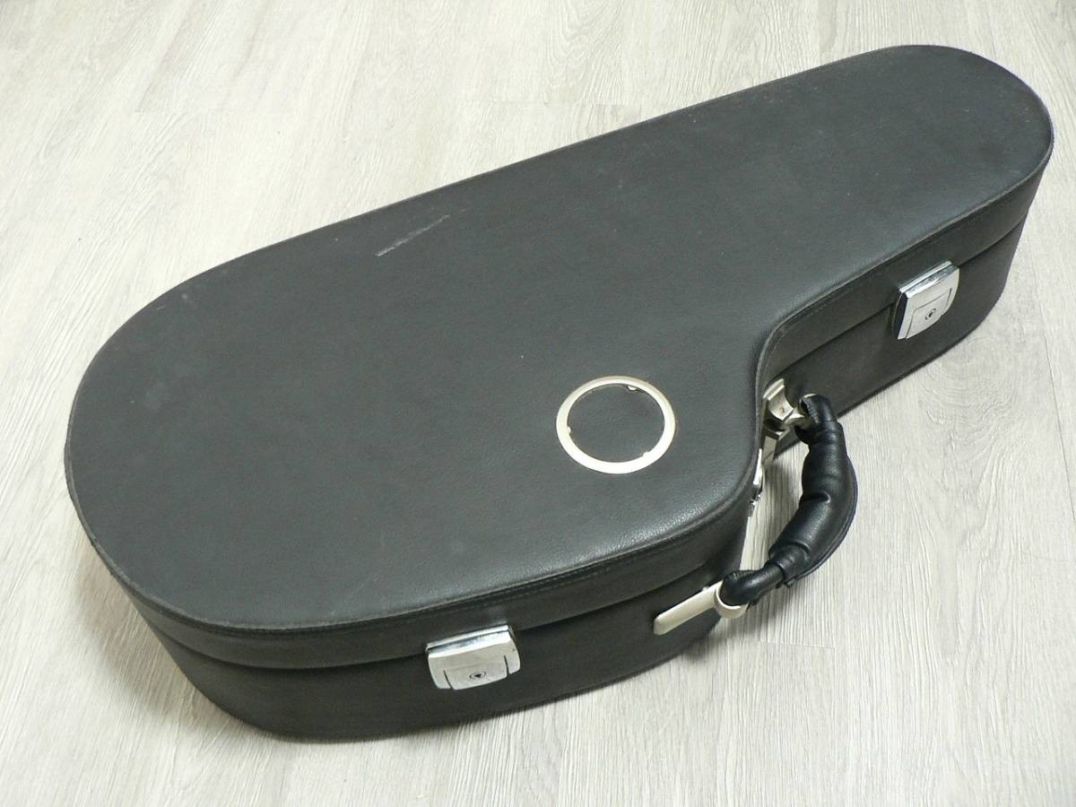 Hard case for alto saxophone with key
