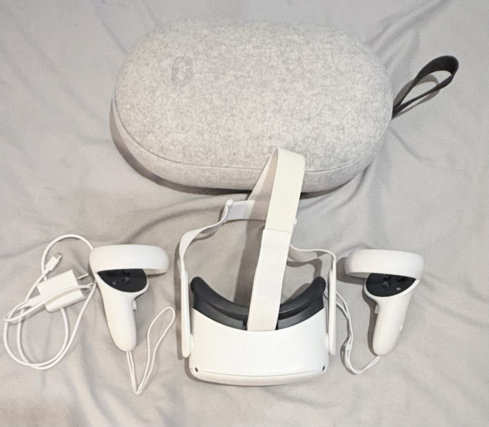 Meta Oculus Quest 2 (256gb) Standalone VR Headset Barely Used W/ Hard shell Case