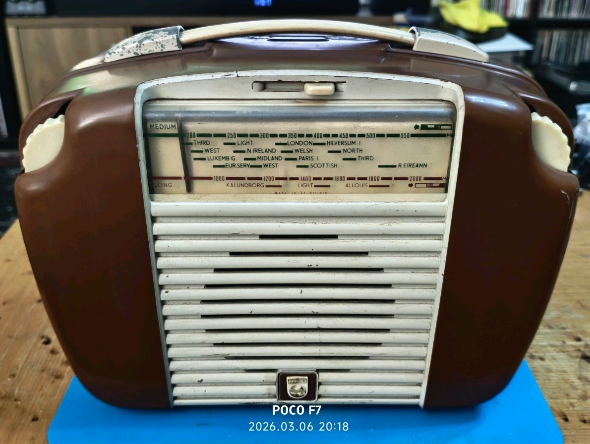 Philips LG40U1B/15 1951 Valve Bakelite Radio.  Super condition. Untested Project