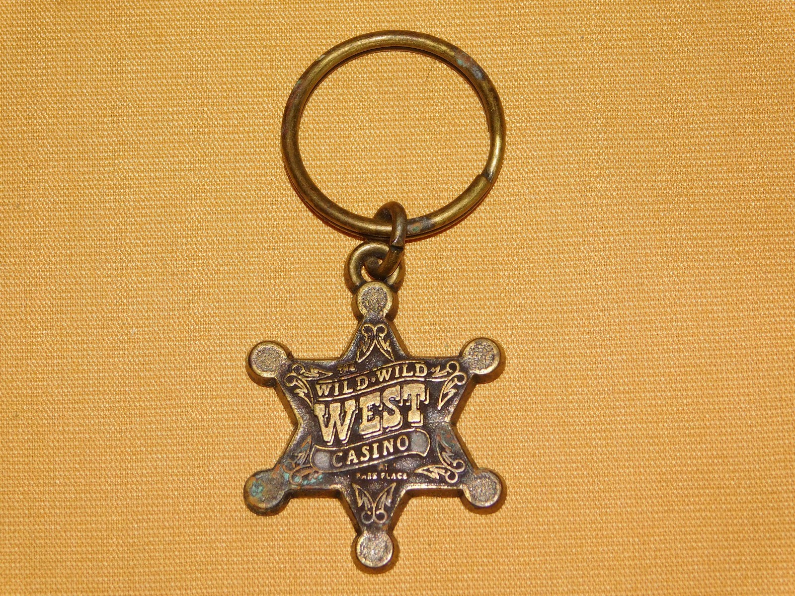 VINTAGE WILD WEST CASINO AT PARK PLACE METAL SHERIFF BADGE KEYCHAIN