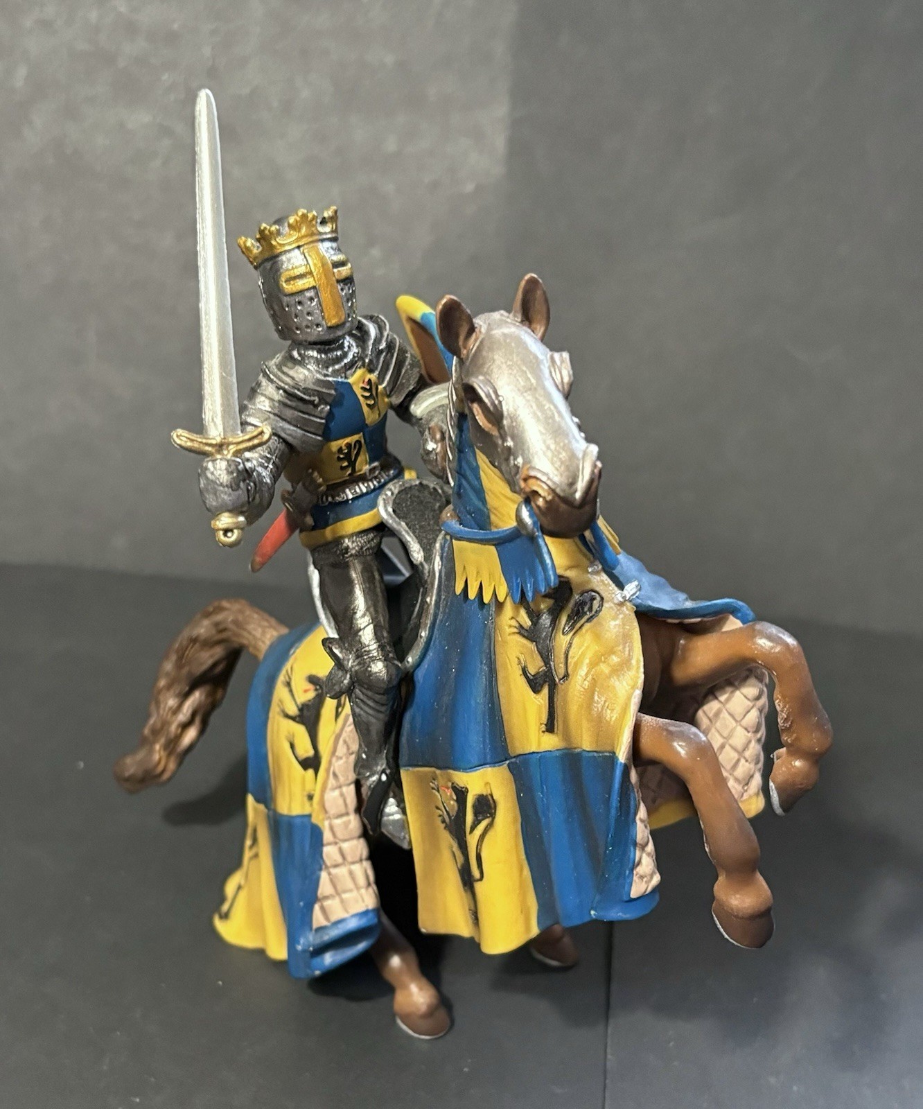 2003 PAPO Schleich World of Knights Blue/Gold Horse w/ Knight Action Figurine