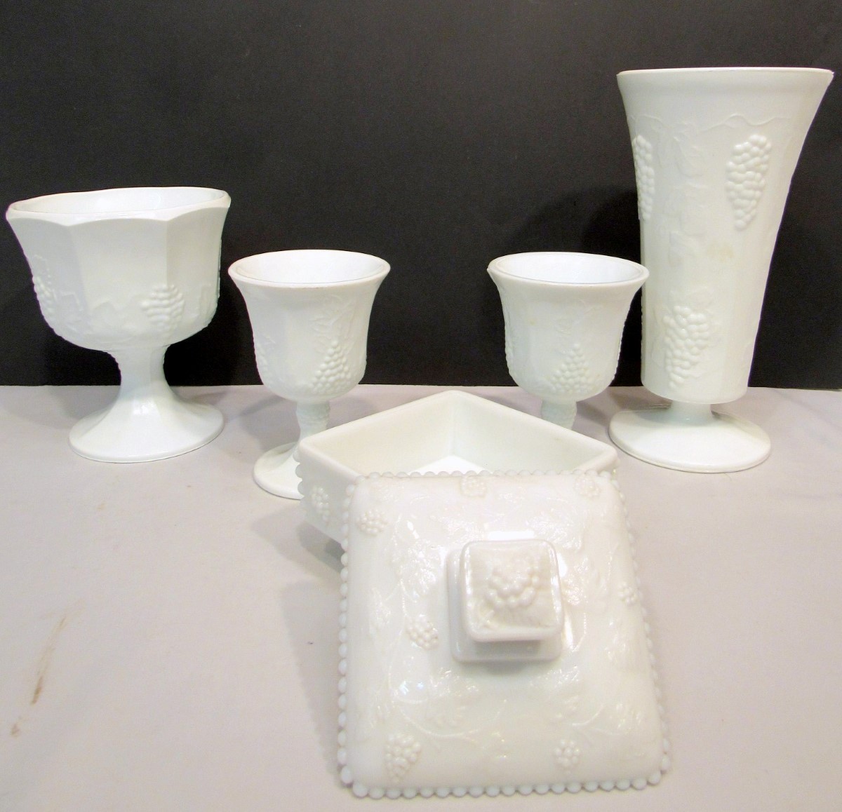 VINTAGE LOT OF 6 GRAPE PATTERN MILK GLASS PIECES-VASE, GLASSES, FOOT (EZS002776)
