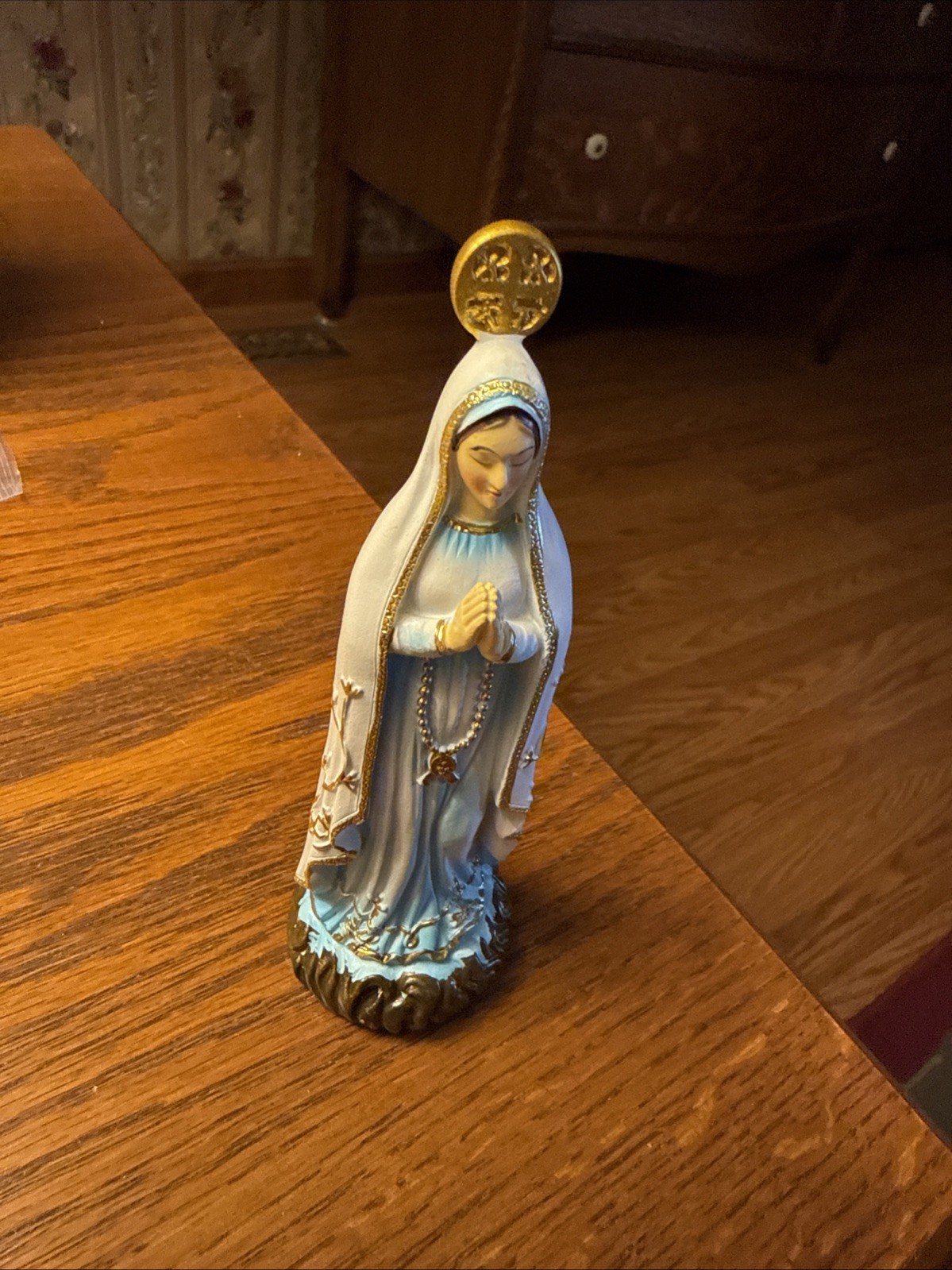 Decorative And Beautiful Resin Virgin Mary Figurine