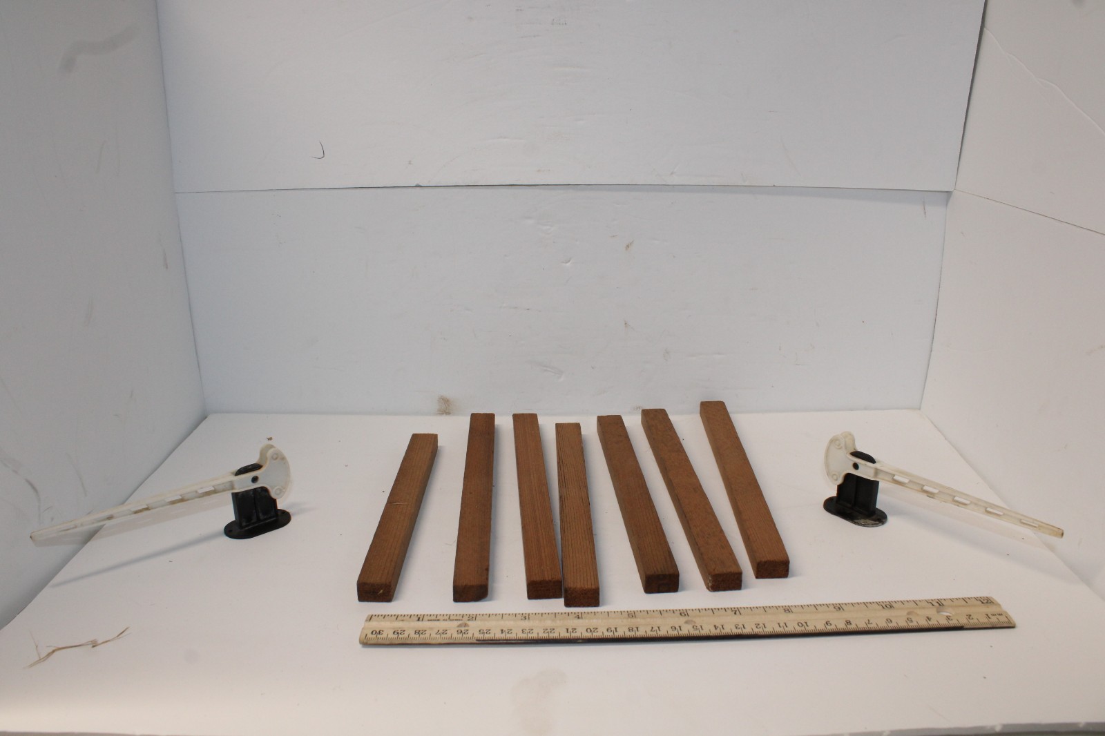 Model Train Lot of 2 Plastic Railroad Crossing Gates and 7 Beam Load Pieces