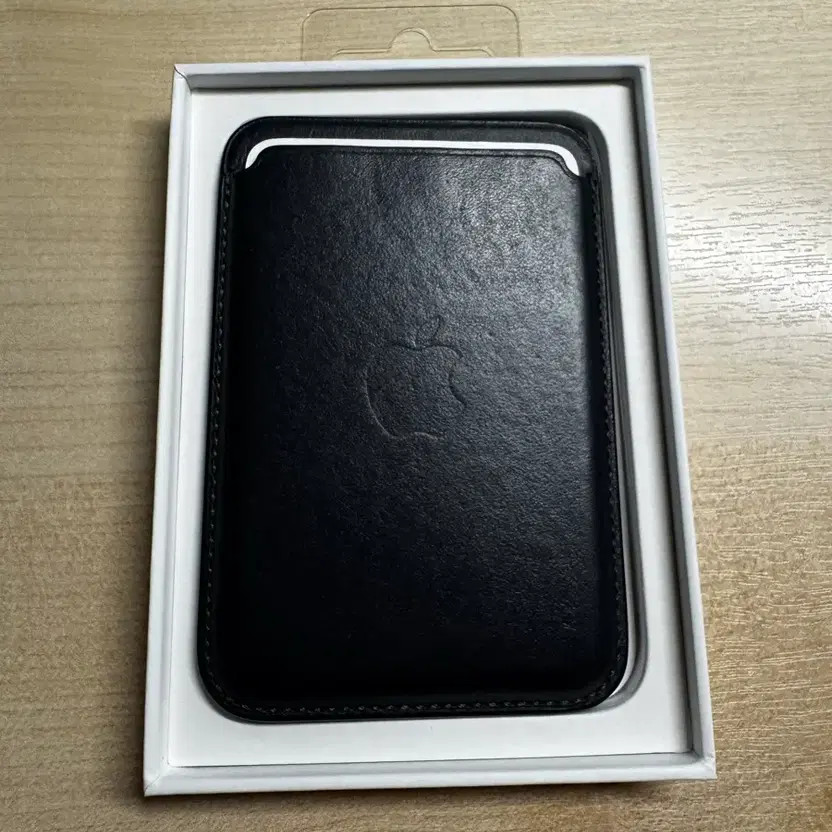 Apple MagSafe Card Wallet 1st Gen Black Sealed