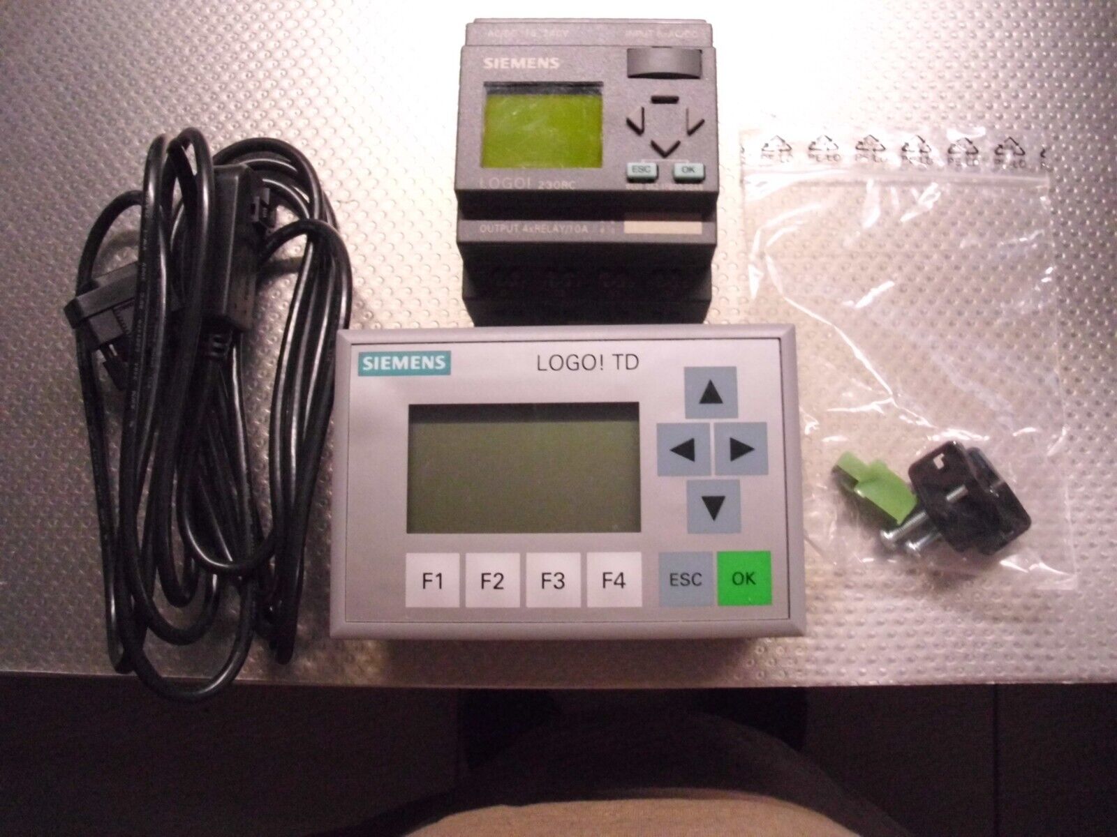 Siemens Logo! 230 RC  6ED1 052-1FB00-0BA6 with 6ED1 055-4MH00-0BA0