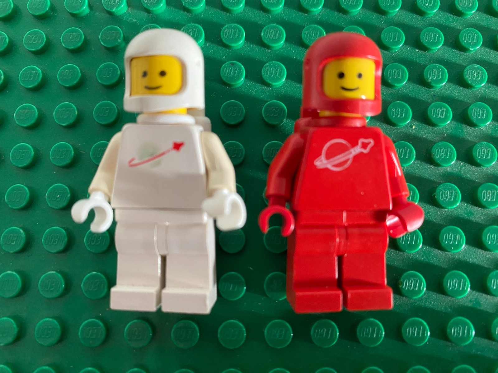 Lot 2 LEGO Vintage minifigs White Red Torso Astronaut Classic Spaceman