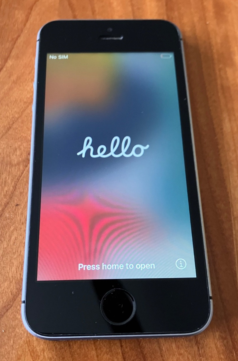 Apple iPhone SE  1st Generation 32 GB Gray Unlocked 80%+ Battery Great Condition