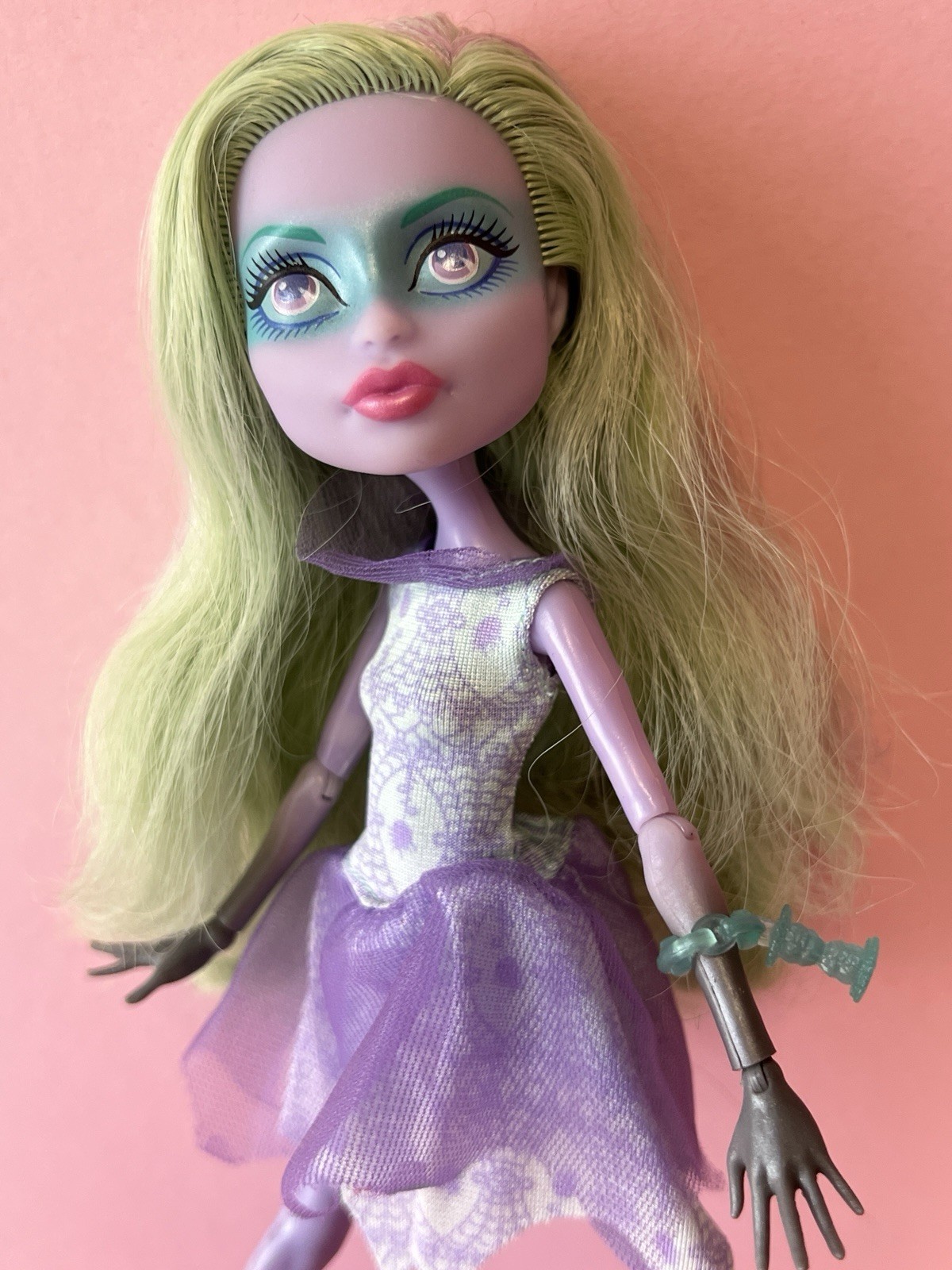 Monster High Haunted Getting Ghostly Twyla Boogeyman Doll w/Bracelet, Green Hair