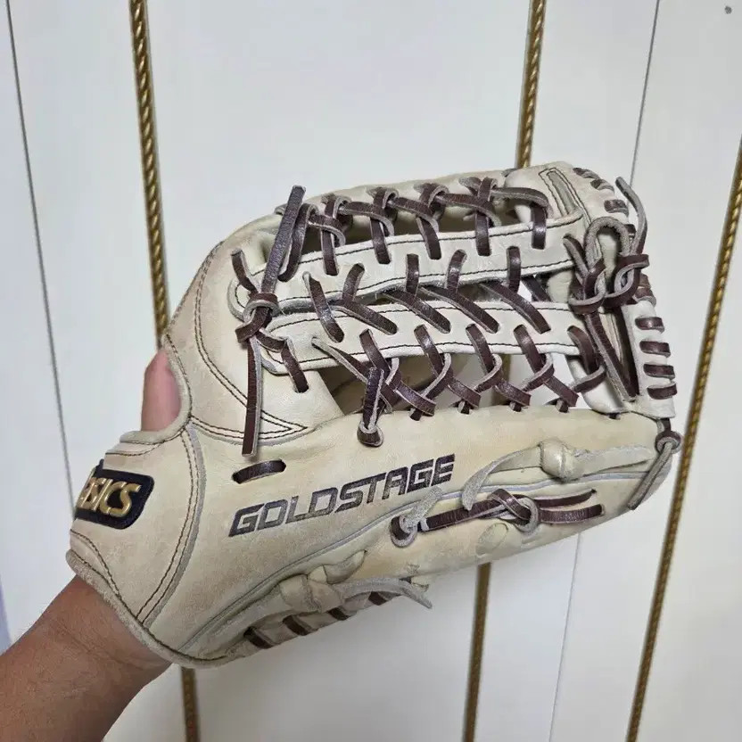 Asics Gold Stage Outfield Glove, Ivory, Well-maintained, Used