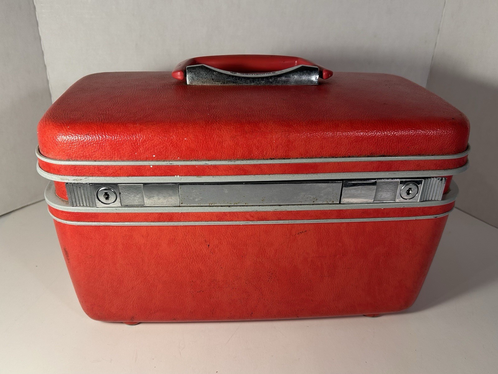 Vintage Samsonite Red Raspberry Traveling Cosmetic Make-Up Case  W/Tray - No Key