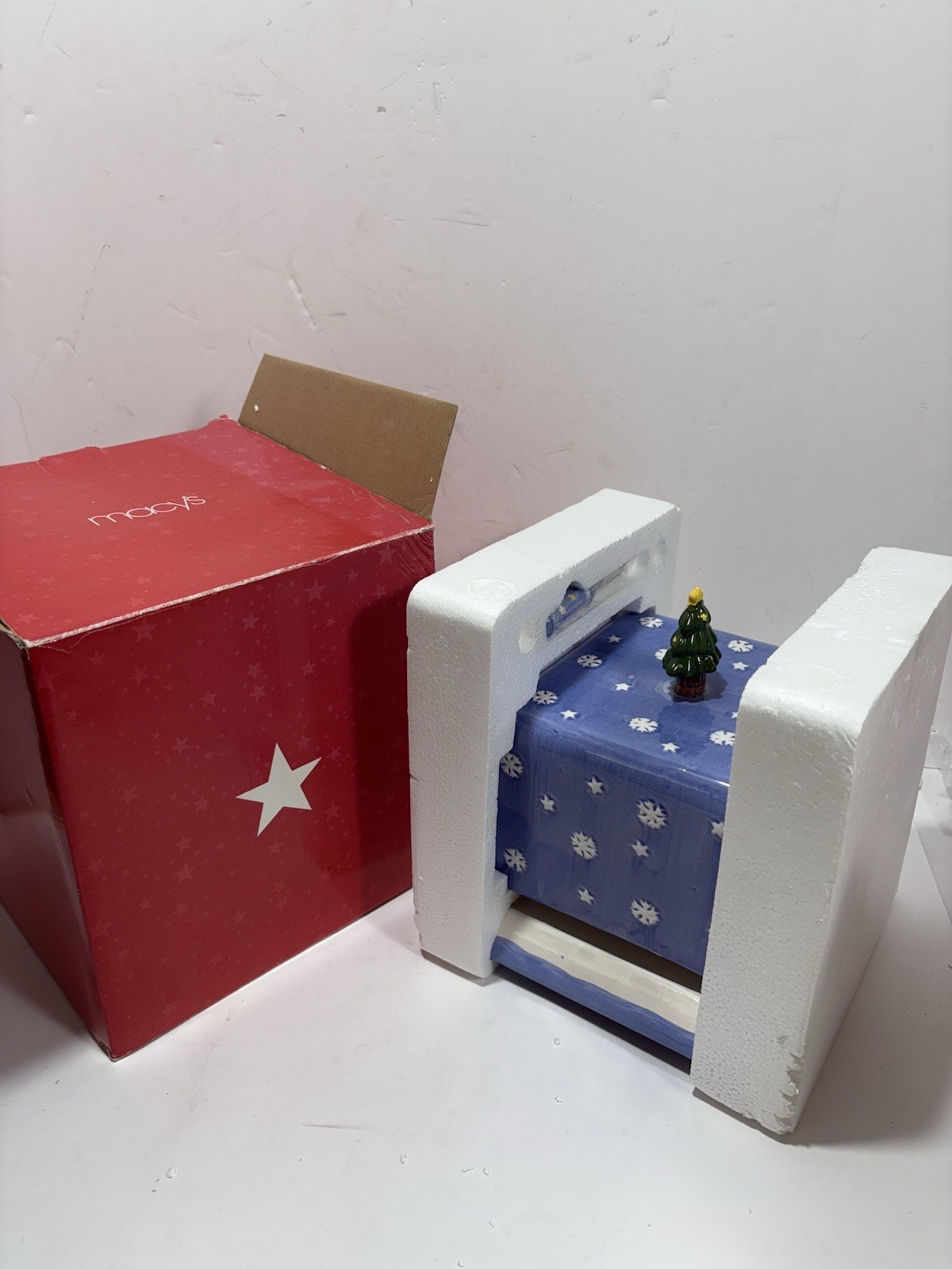 Macy's Blue Snowflake Christmas 4pc Ceramic Cheese keeper Cake Plates 2 Spreader