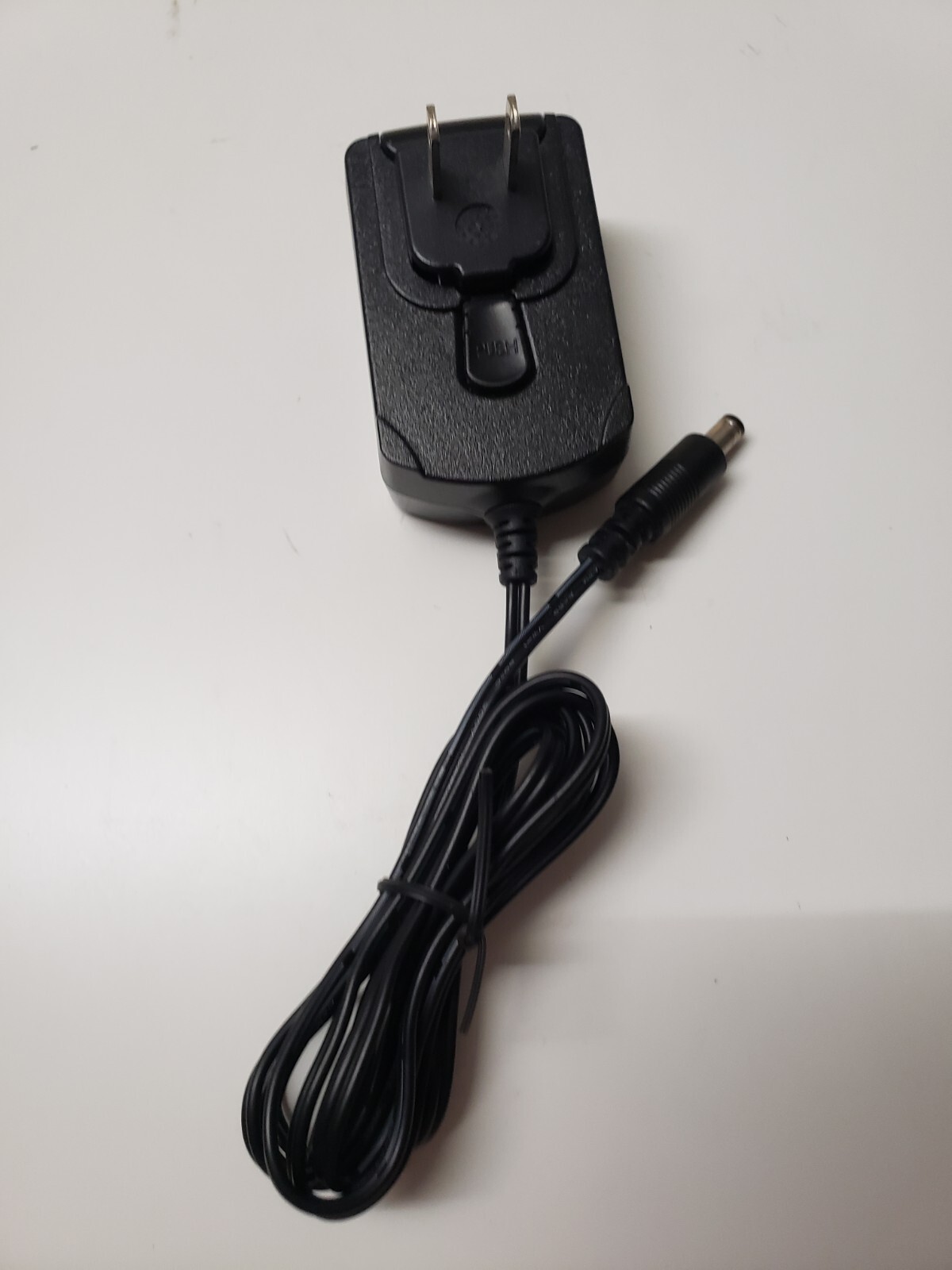 AC/DC Adapter INPUT:100-240V 50-60Hz 0.3A OUTPUT: 5V 2.0A  5mm plug tip