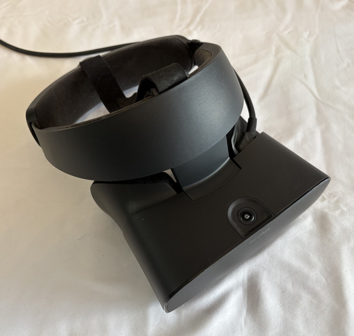 Oculus Rift S PC-Powered VR Gaming Headset with Extension Cables (No Controller)