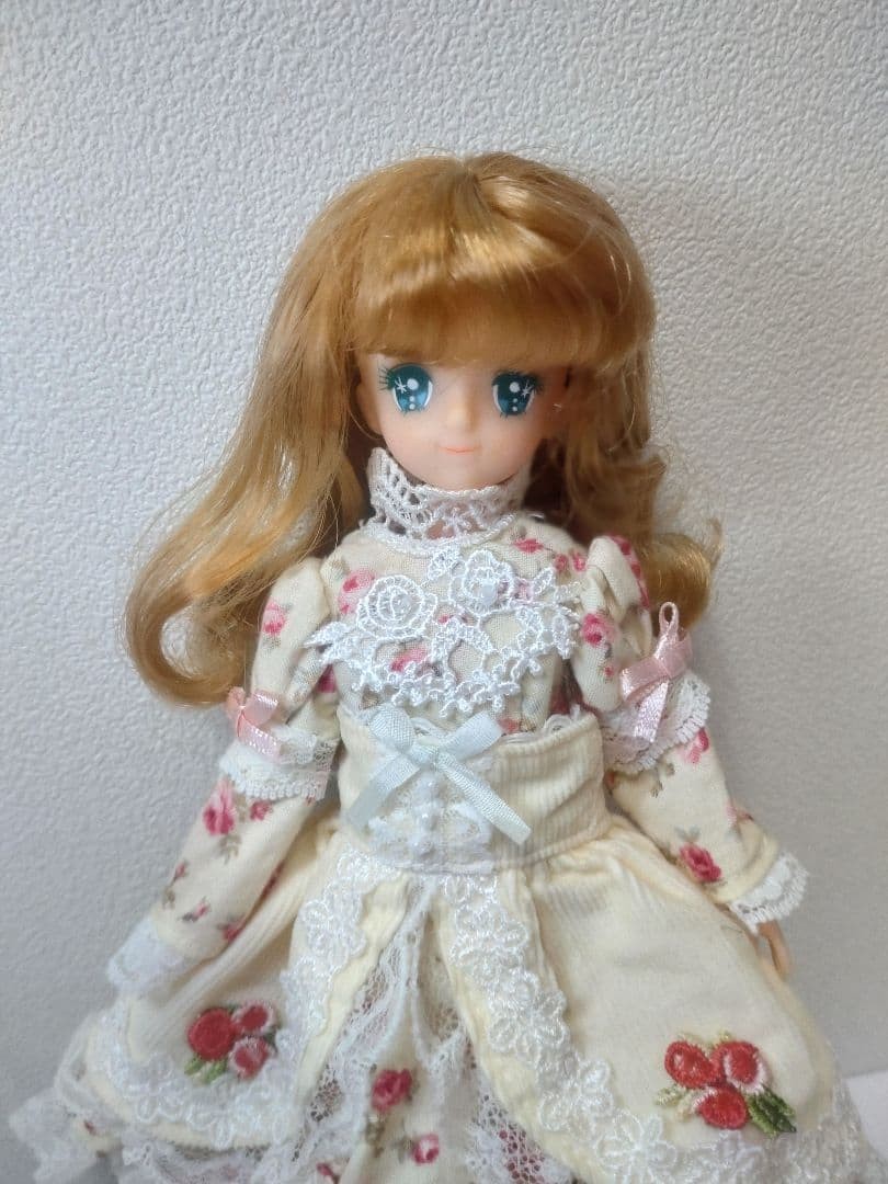 Lady Georgie doll with 2 outfits #QYCNRA