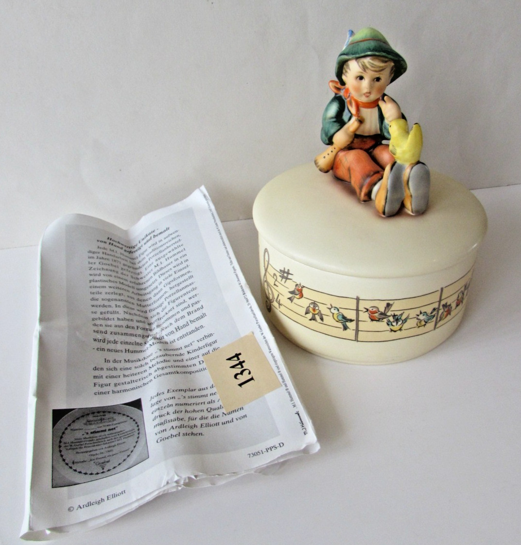 Goebel Hummel IV/63 S'Tunes Net Stimmt Music Box Figurine
